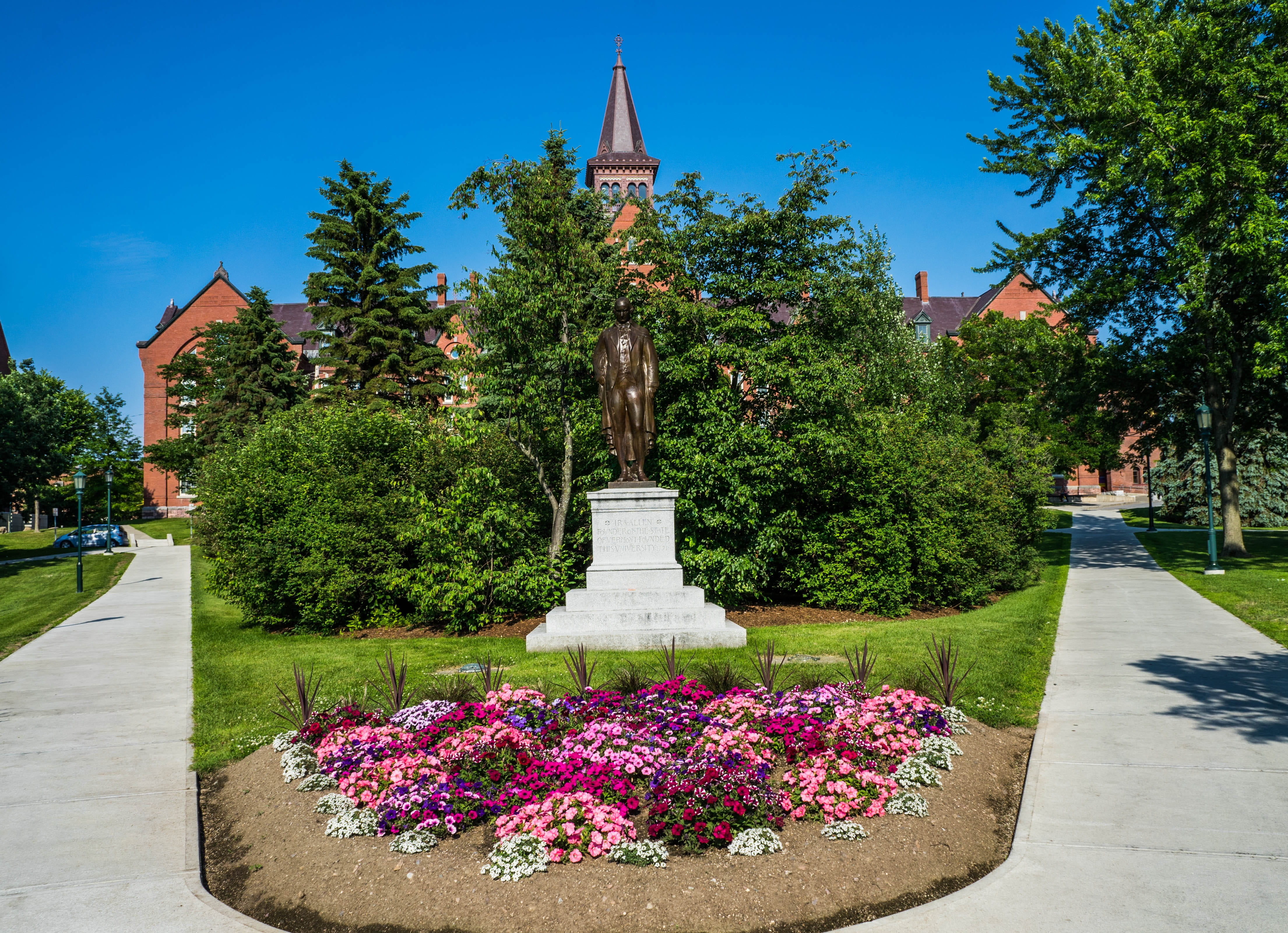 statue, day, building, university, landscape, flower, building exterior, park - Man Made Space, flowerbed, formal Garden, design, University Of Vermont, HD Wallpaper