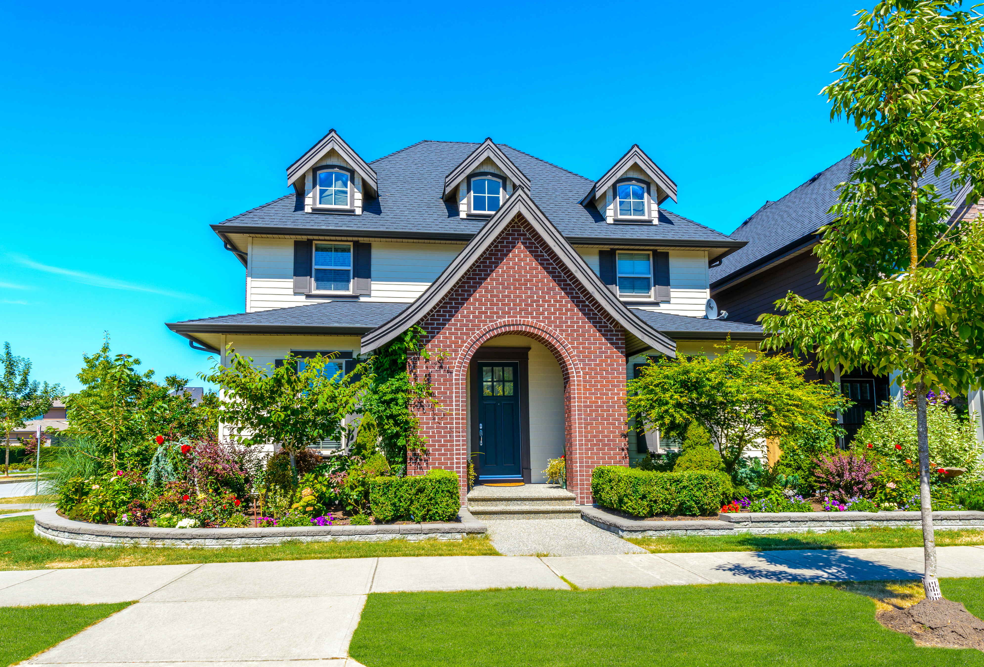 sky, no people, the bushes, building, plant, green color, built structure, luxury, grass, lawn, greens, roof, sunlight, facade, tree, nature, gray, window, HD Wallpaper