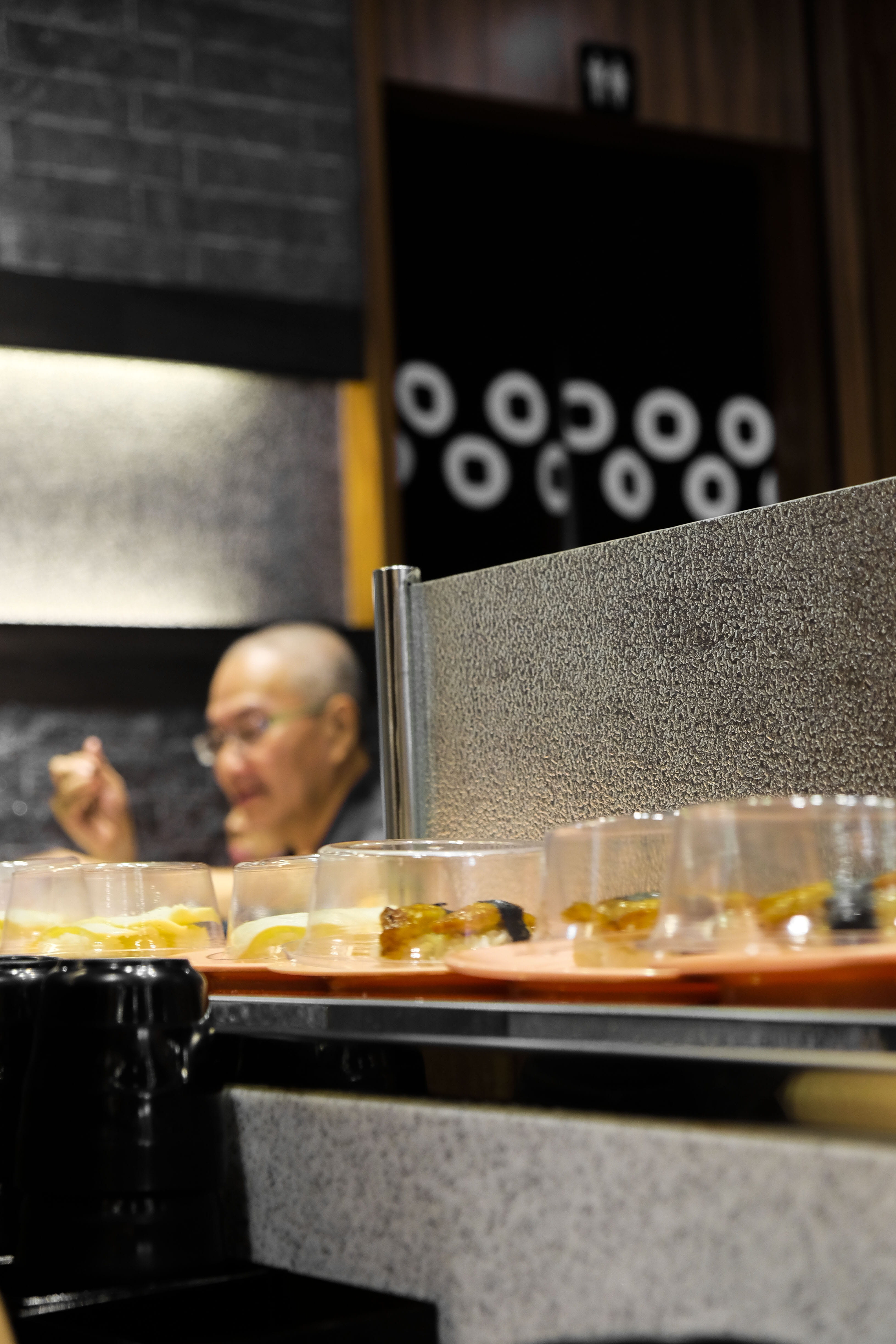 preparation, freshness, real people, 4K, preparing food, oven, restaurant, occupation, kitchen, food, totem, indoors, portrait, taiwan, conveyor belt sushi, Phone HD Wallpaper
