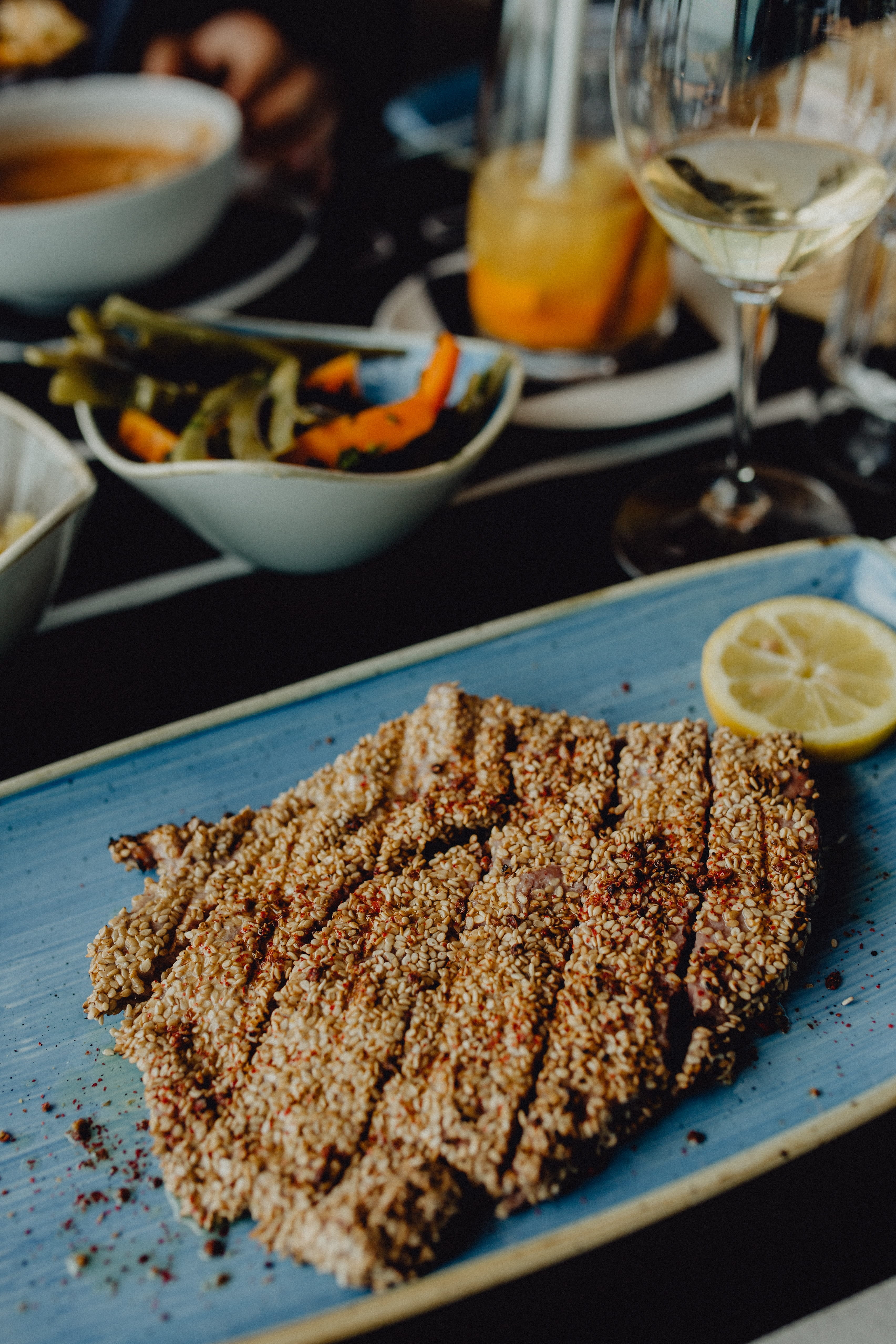 drink, seafood, 4K, tuna steak, Lagos, algarve, serving size, fruit, citrus fruit, lunch, indulgence, food and drink, dinner, table, restaurant, tuna, Phone HD Wallpaper