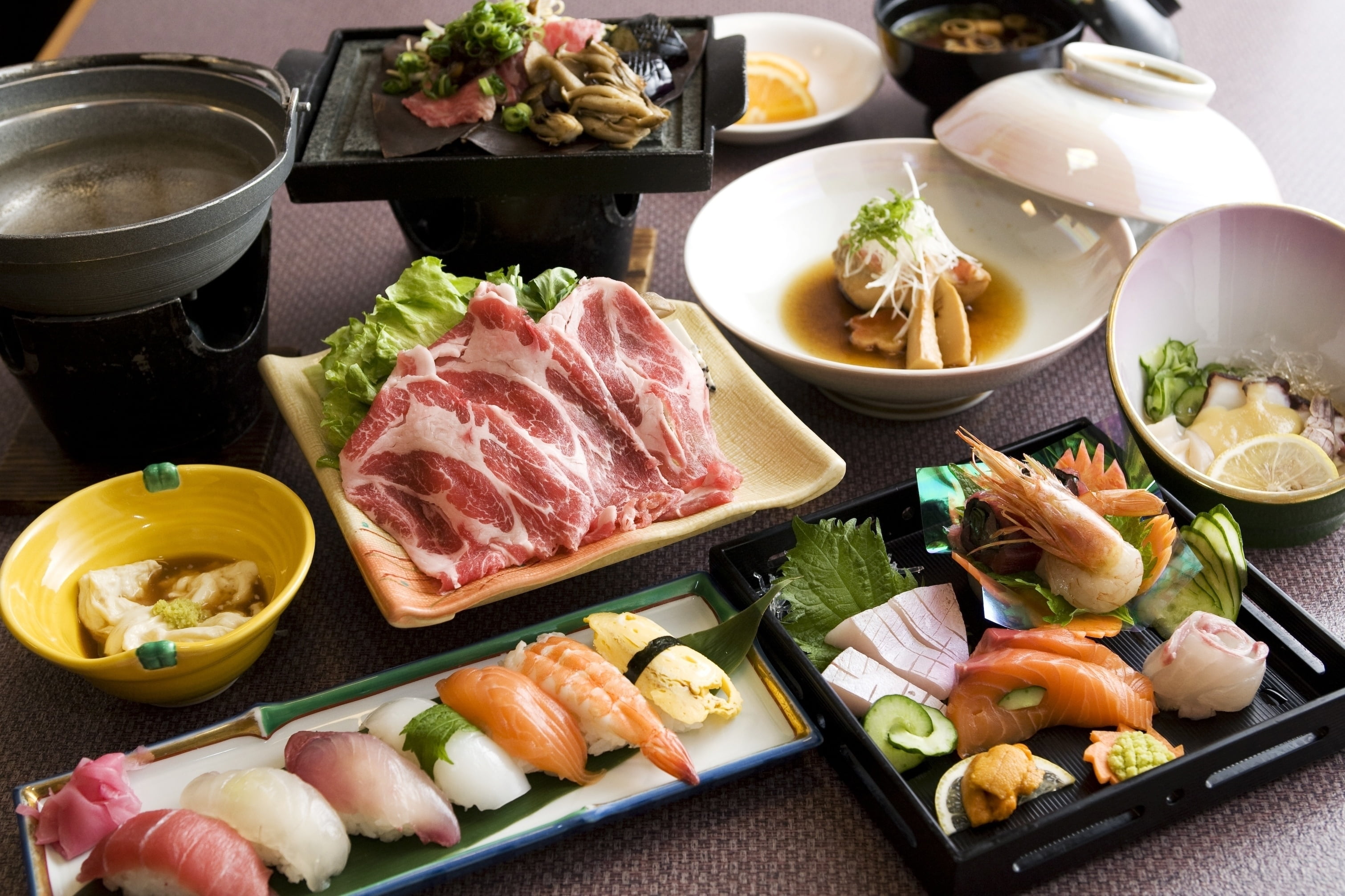 sushi, cooking, plate, food, lunch, beef, japanese food, freshness, meal, food And Drink, indoors, slice, still life, restaurant, bowl, table, prepared Fish, HD Wallpaper