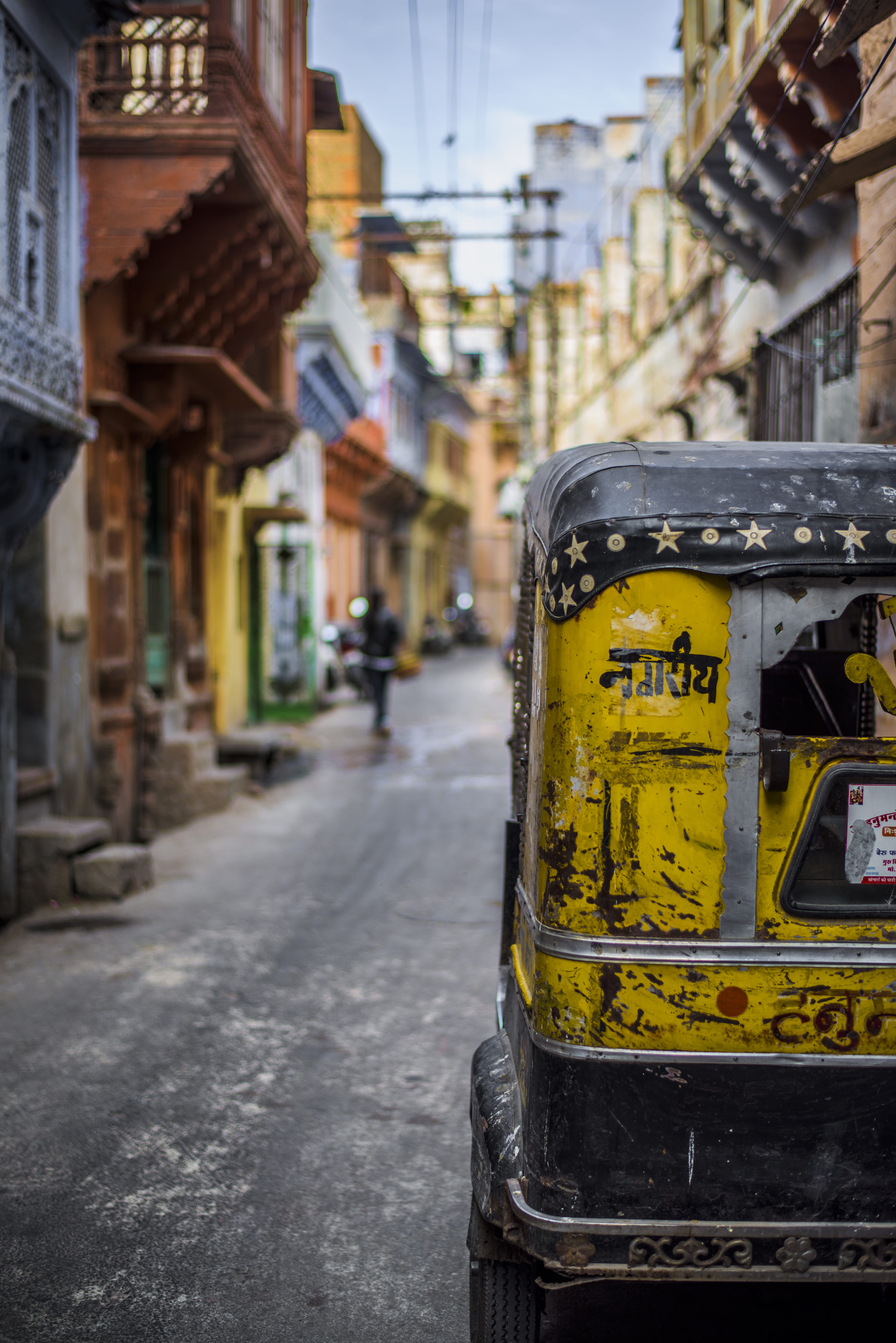 5K, tuk tuk, no people, public transportation, street, focus on foreground, photography, focus, photo, architecture, mode of transportation, transportation, Phone HD Wallpaper