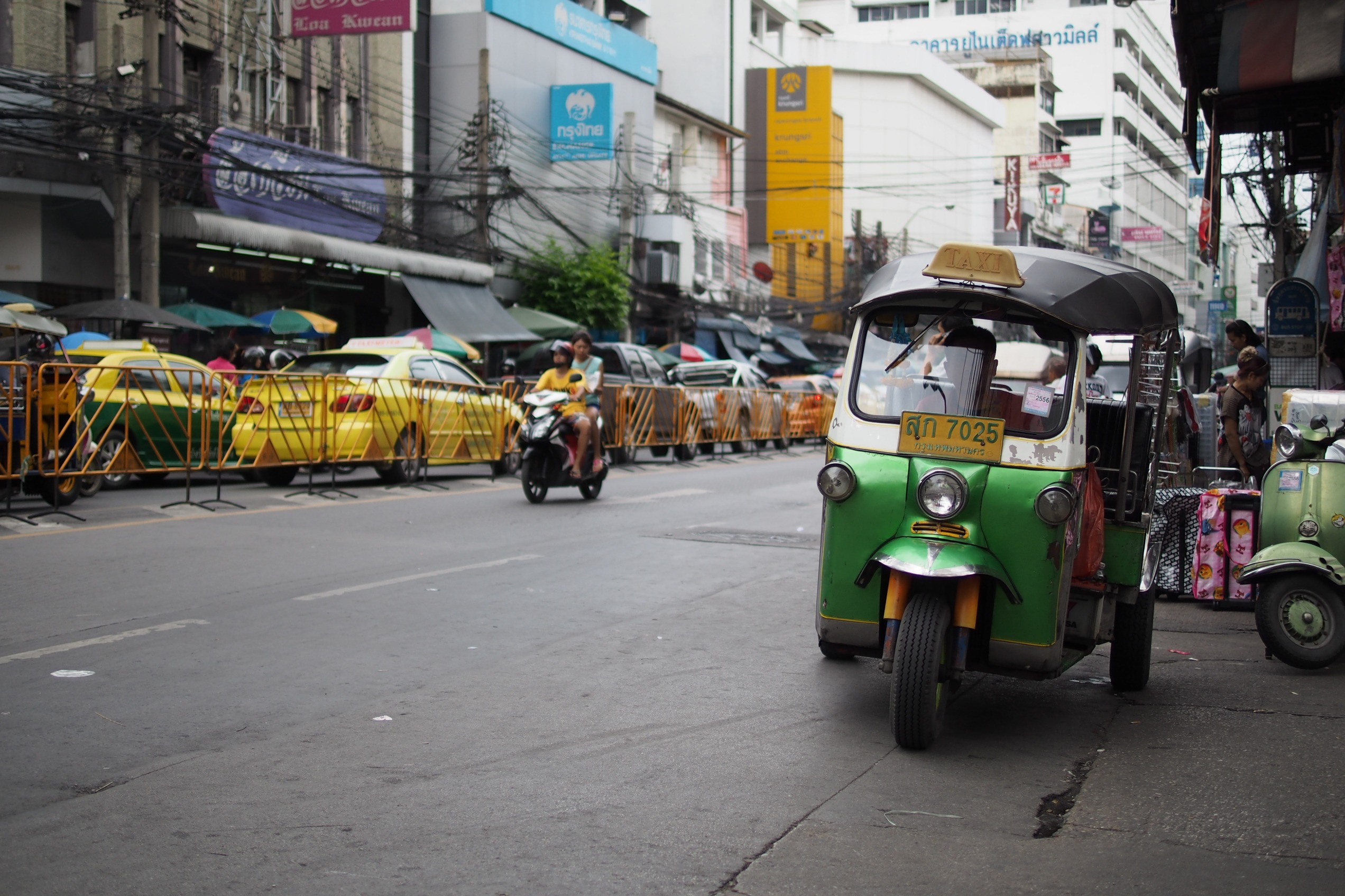 land vehicle, bangkok, architecture, jinrikisha, men, day, rickshaw, thailand, street, outdoors, real people, road, green, 1080P, built structure, market, HD Wallpaper