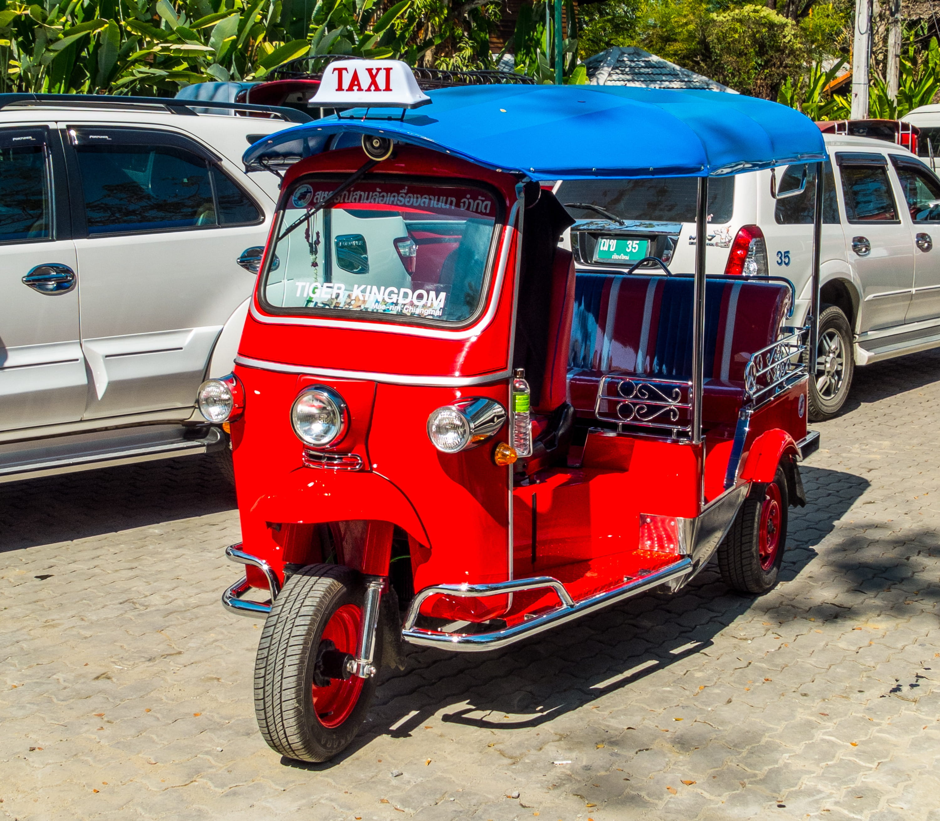 outdoors, motor vehicle, architecture, mode of transport, public transportation, street, parking, headlight, stationary, 2K, red, mode of transportation, HD Wallpaper