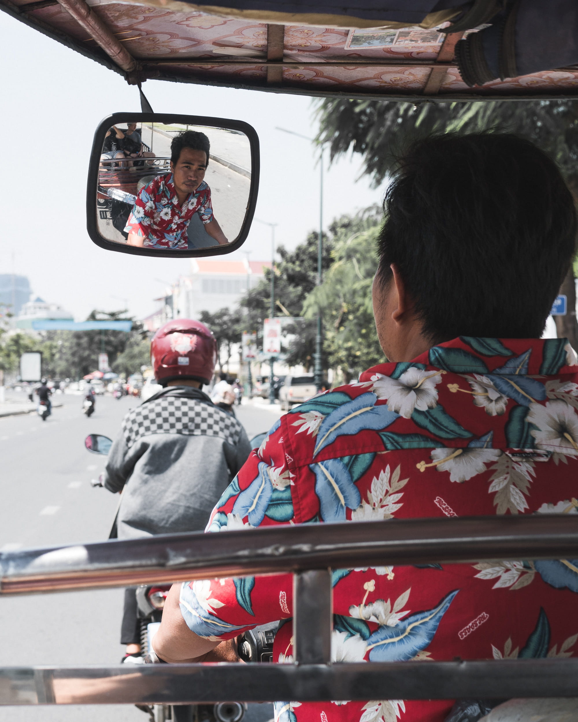 reflection, adult, outdoors, travel, men, tuk tuk, cambodia, real people, incidental people, hawaiian shirt, transport, portrait, sitting, lifestyles, transportation, Phone HD Wallpaper
