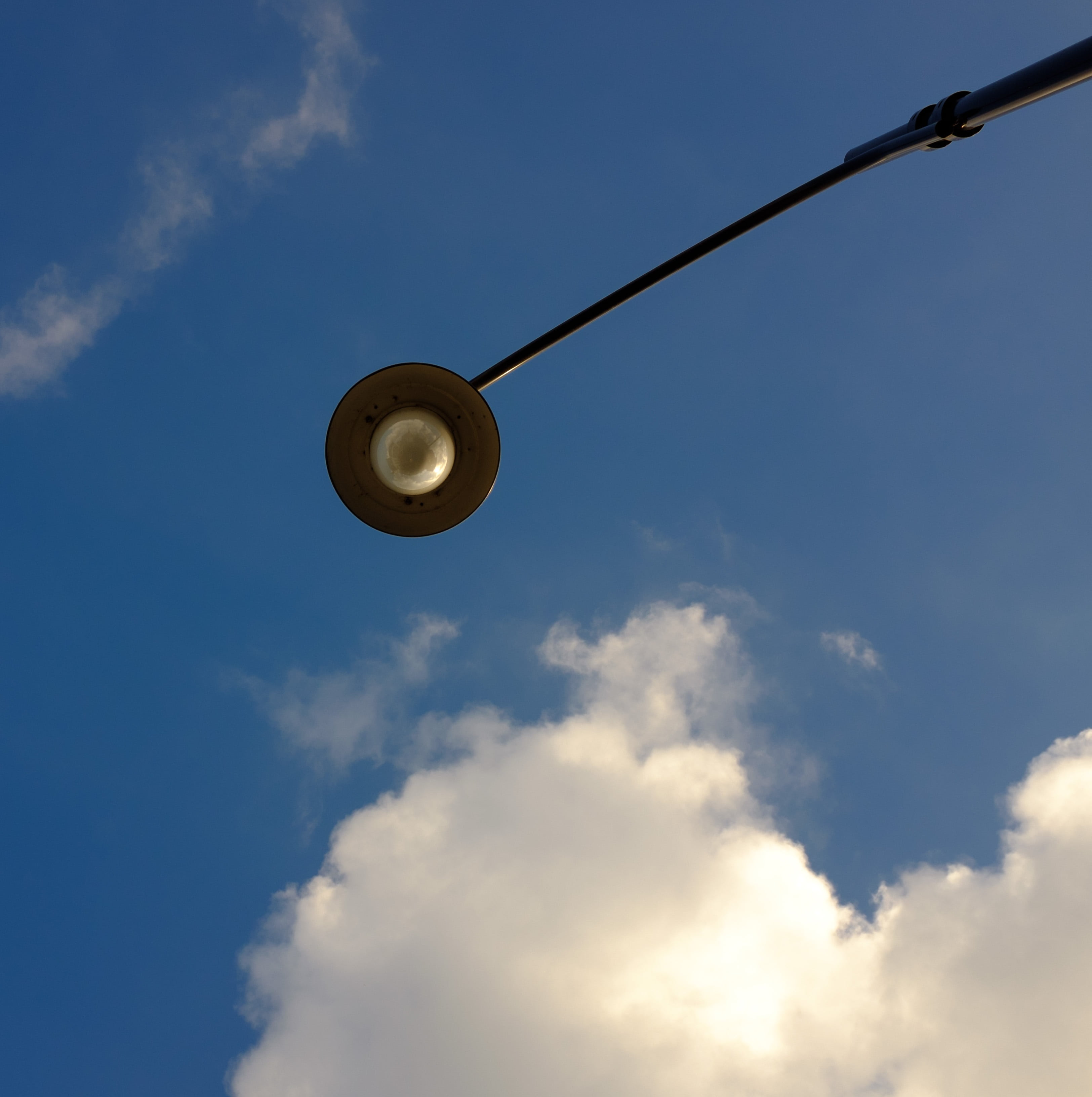 street light, urban, light, sky, blue, nature, sunlight, lantern, electricity, directly below, outdoors, streetlamp, illumination, architecture, lamppost, Phone HD Wallpaper