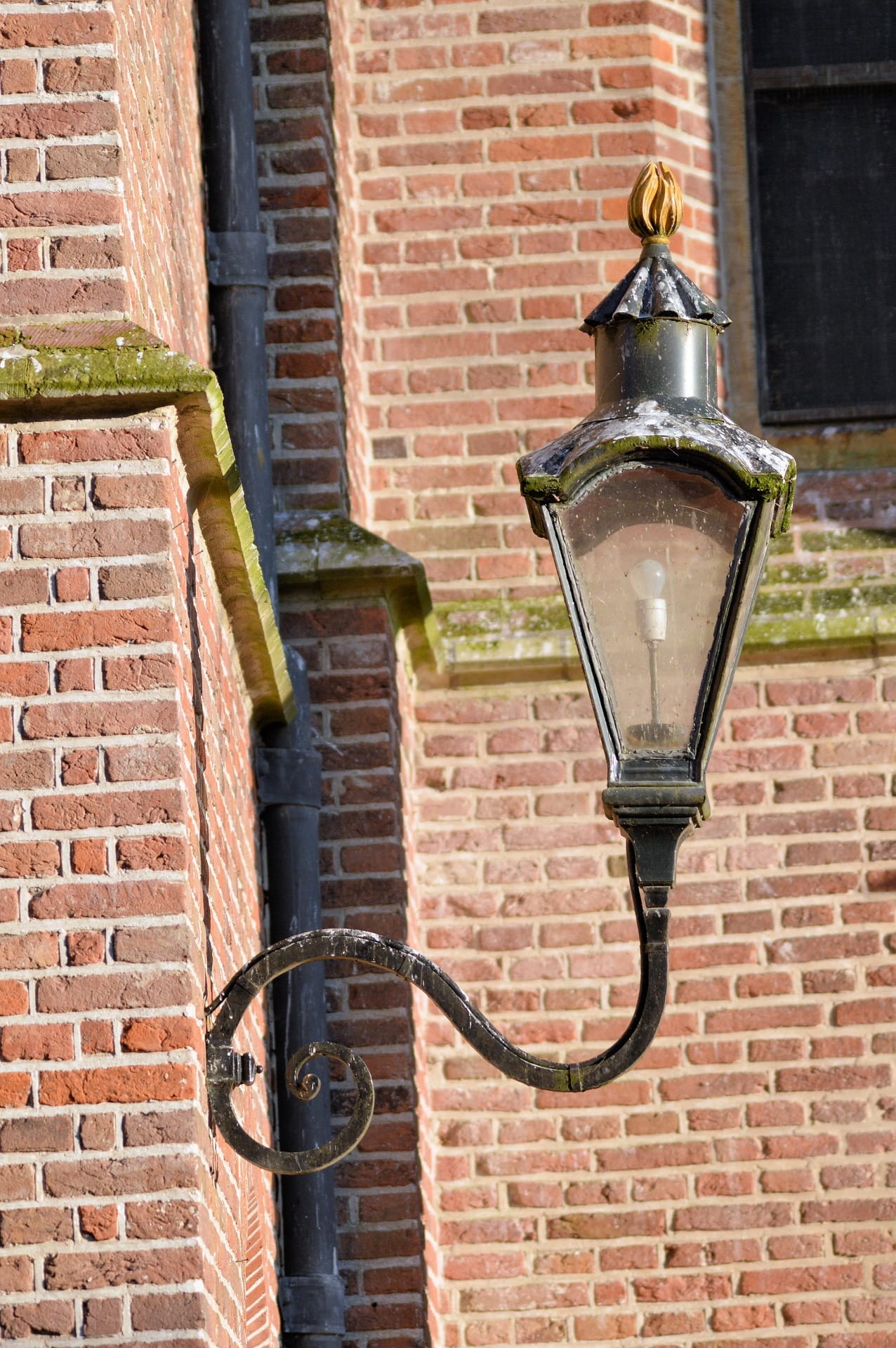 low angle view, the past, day, brick wall, lamppost, Antique, pole, shine, wall, lighting, old, brick, exterior, Light, lamp, road, energy, style, electric lamp, Phone HD Wallpaper