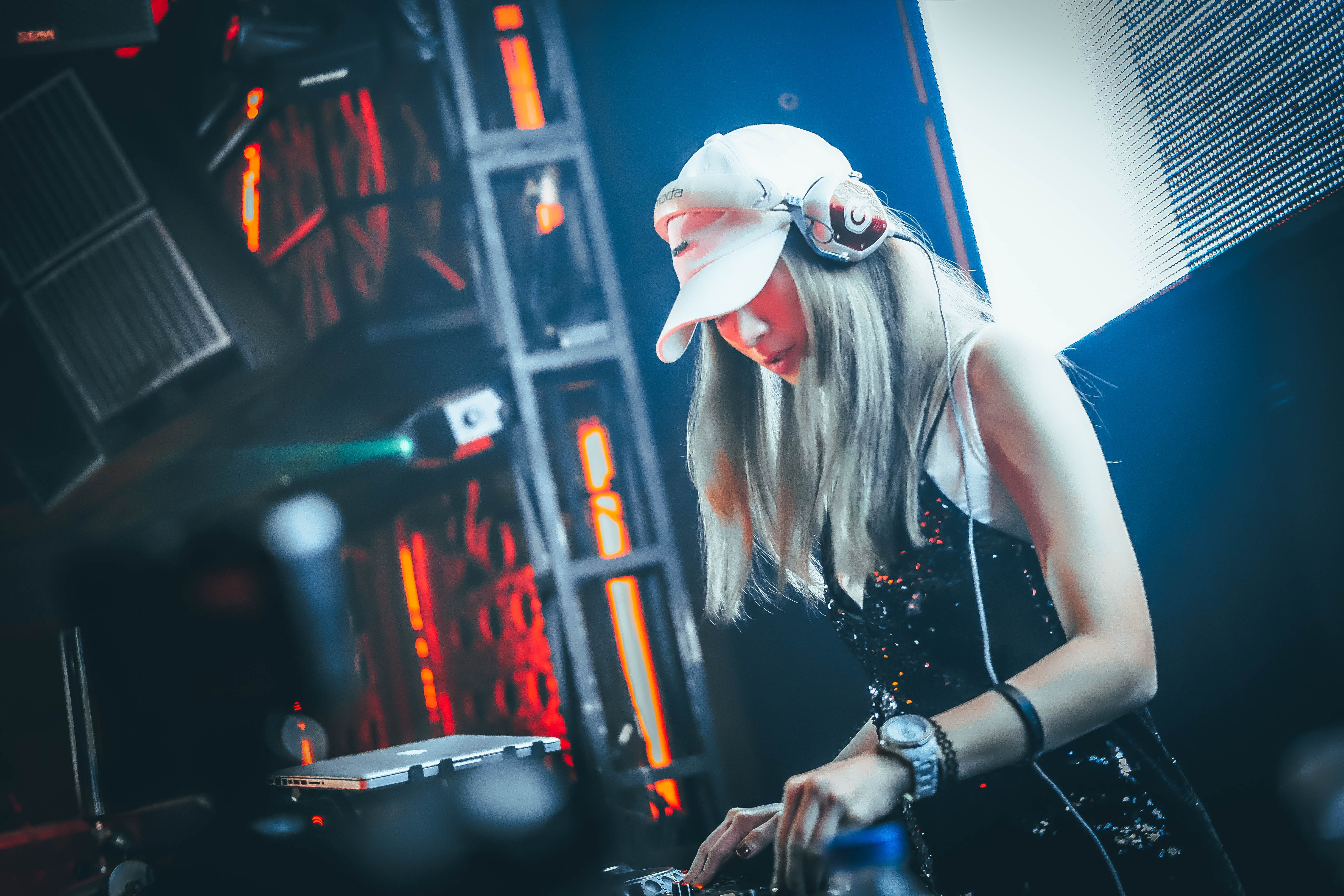 people, wearing, one Person, young women, adults only, mixing, happiness, stage, nightlife, headphone, smiling, colored, female, Crystal, watch, beauty, HD Wallpaper