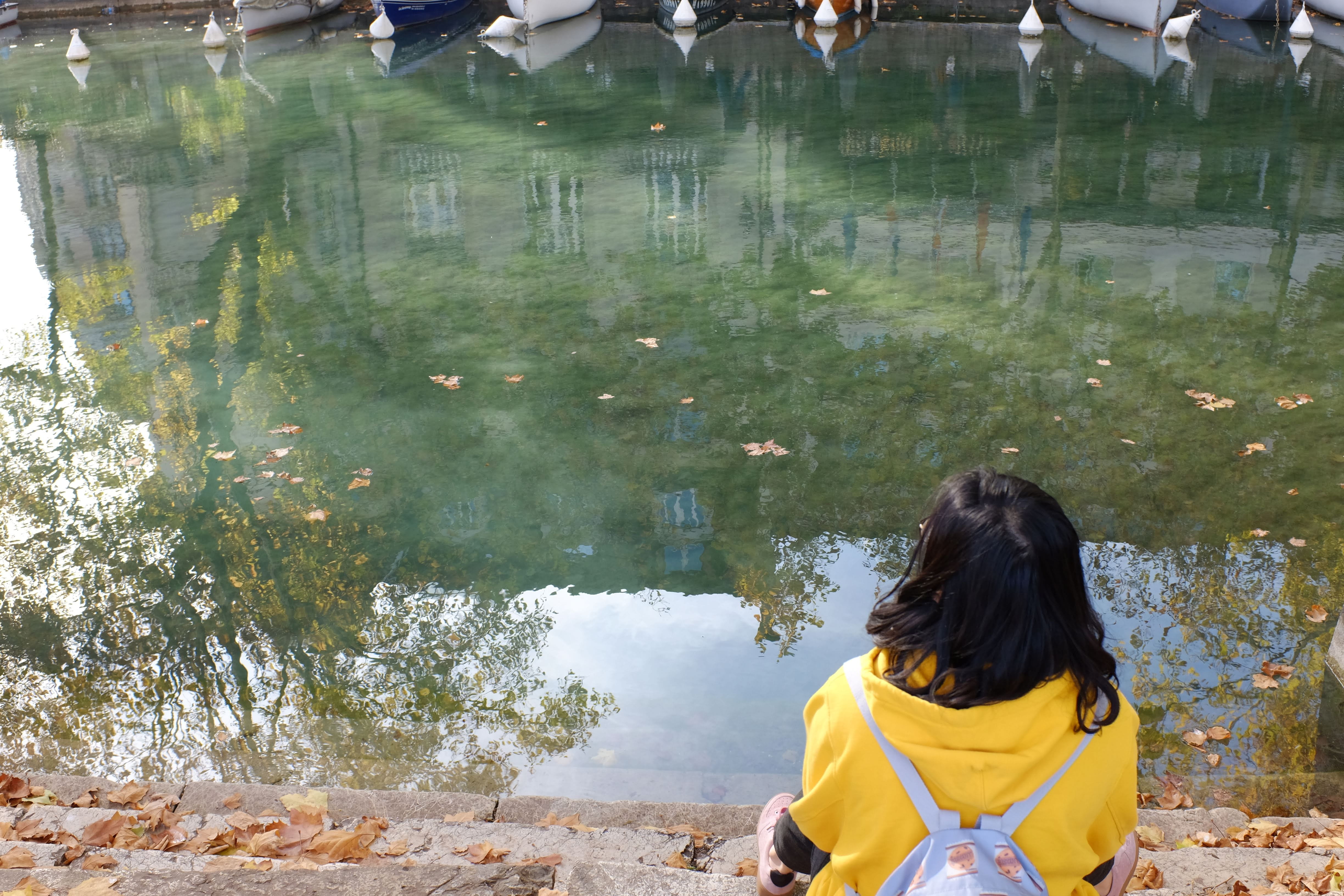 black hair, river, rear view, color, village, one person, outdoors, girl, adult, hairstyle, reflection, france, clothing, 4K, annecy, lake, day, plant, HD Wallpaper