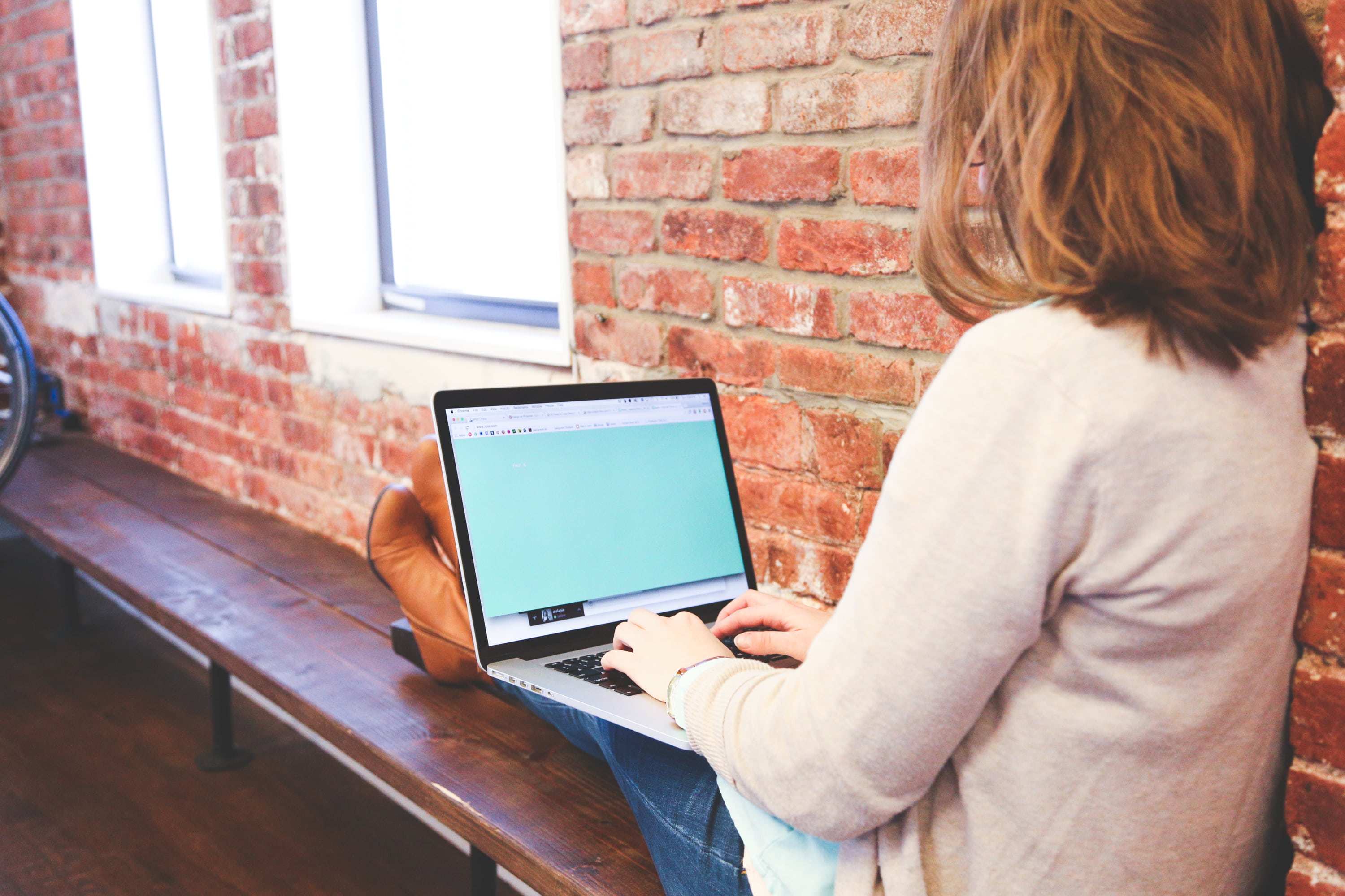 gray, day, bench, bricks, startup, internet, woman, computer, sitting, brick wall, girl, hairstyle, macbook, working, people, wireless technology, technology, HD Wallpaper