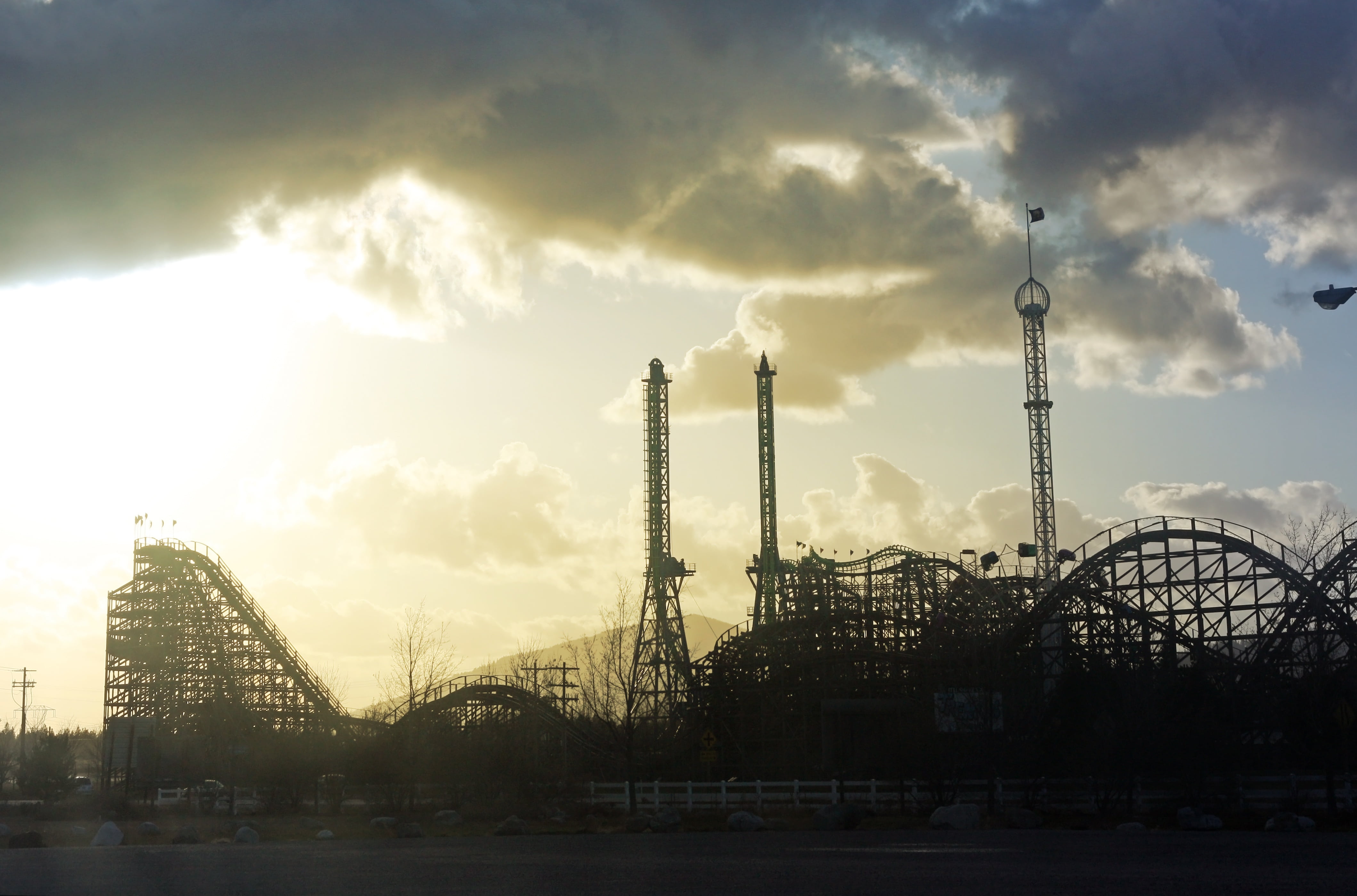 entertainment, sunlight, no people, ride, fast, roller, attraction, architecture, industry, sunset, fear, carnival, amusement park, roller coaster, nature, HD Wallpaper
