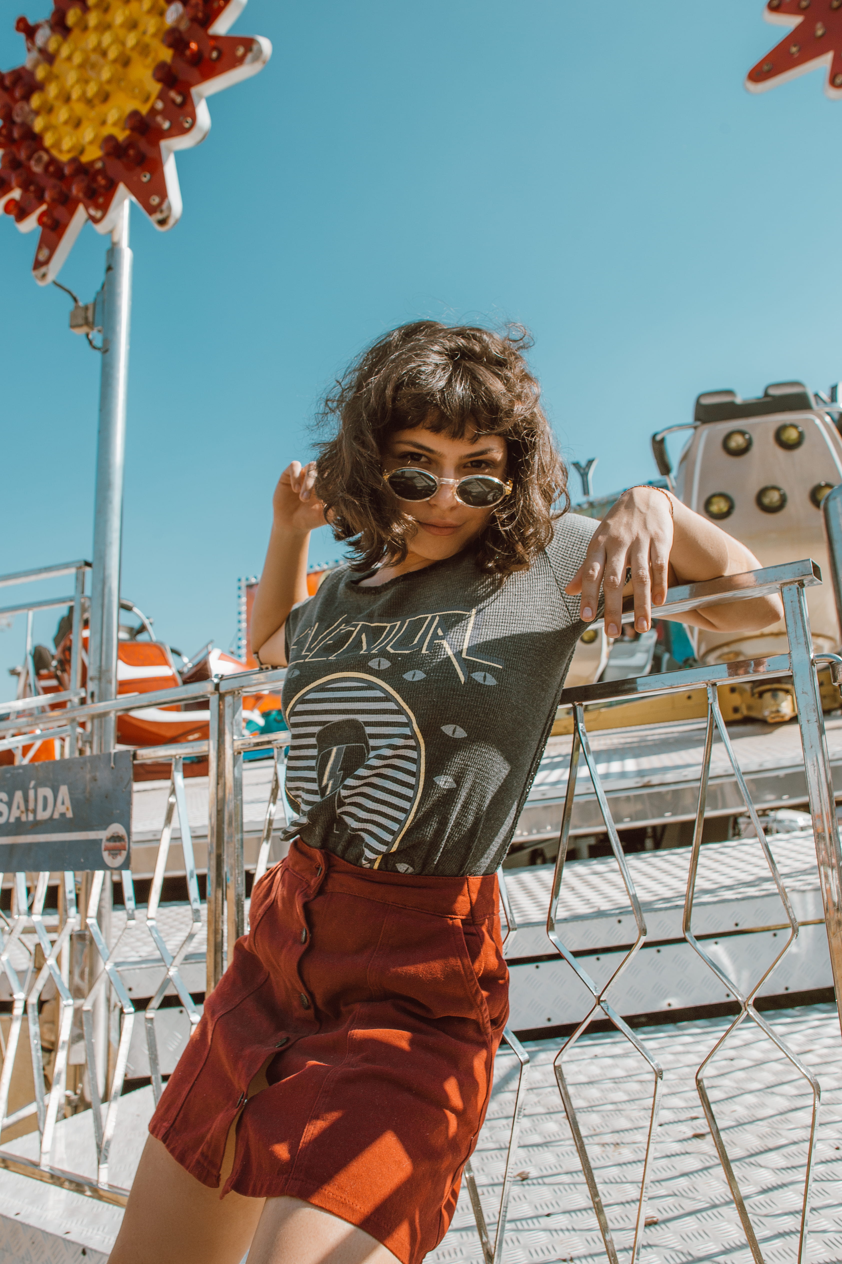 fashion, near, fairground ride, retro, cultures, women, daytime, beauty, girl, grille, model, vintage, beautiful, portrait, travel, people, style, summer, Phone HD Wallpaper