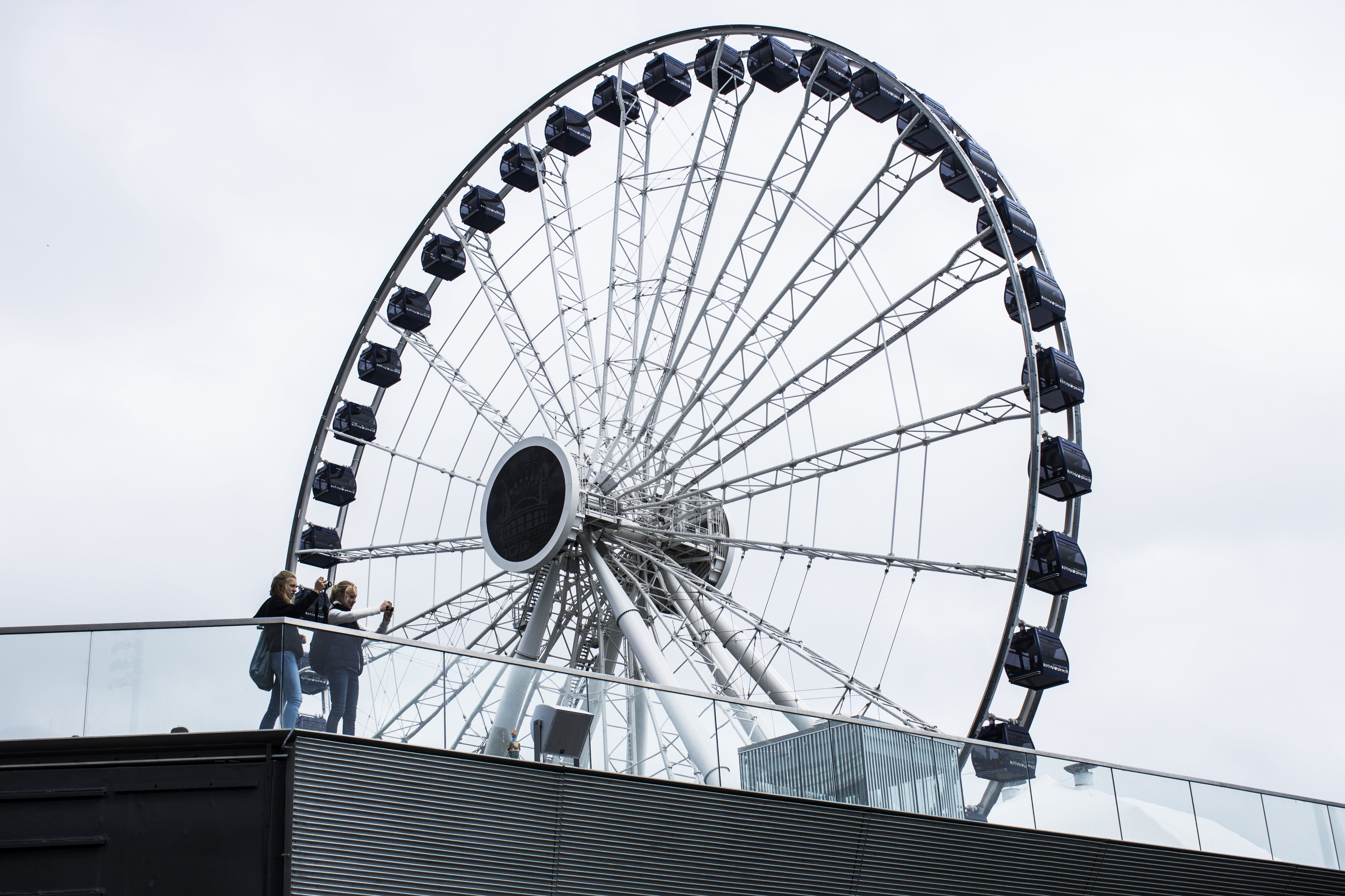 architecture, people, daytime, clear sky, low angle view, outdoors, metal, selfie, near, wheel, amusement park ride, two, steel, sky, black, real people, HD Wallpaper