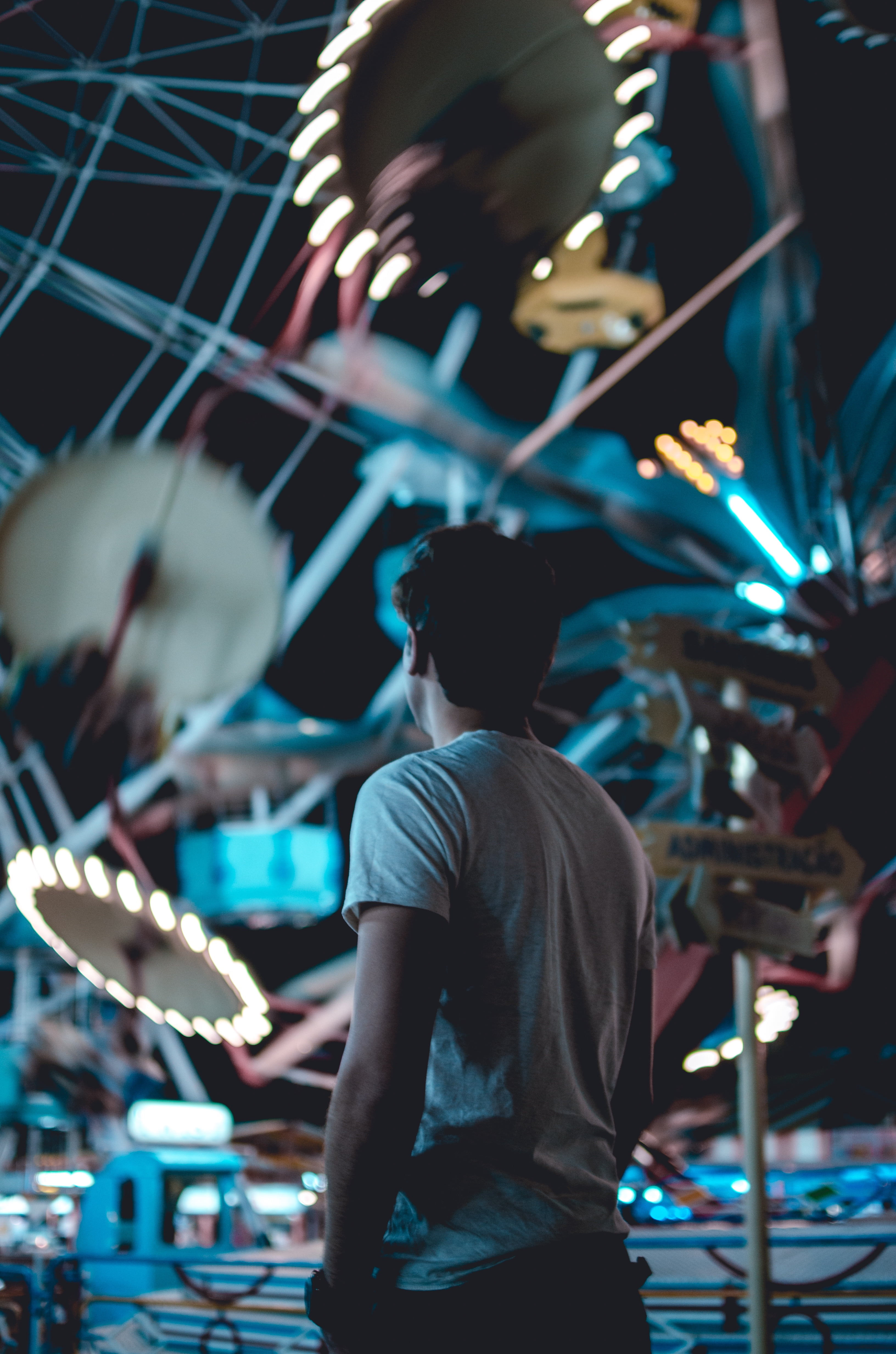 night, event, front, arts culture and entertainment, artist, 4K, man, ferris wheel, playing, stage, men, nightclub, festival, amusement park, nightlife, Phone HD Wallpaper
