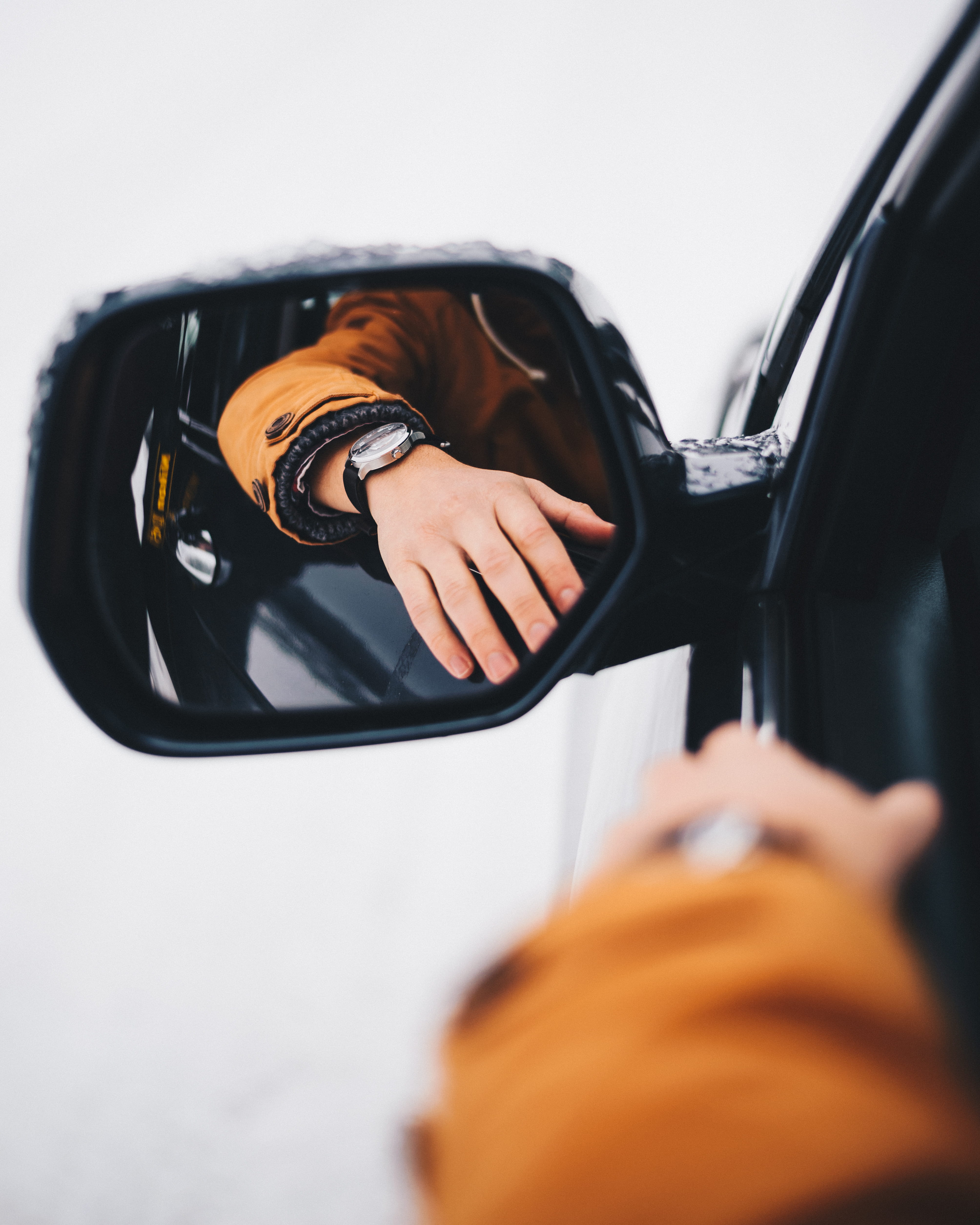 watch, car, person, focus, side-view mirror, blur, holding, depth of field, wristwatch, close-up, indoors, human body part, mode of transportation, vehicle, Phone HD Wallpaper