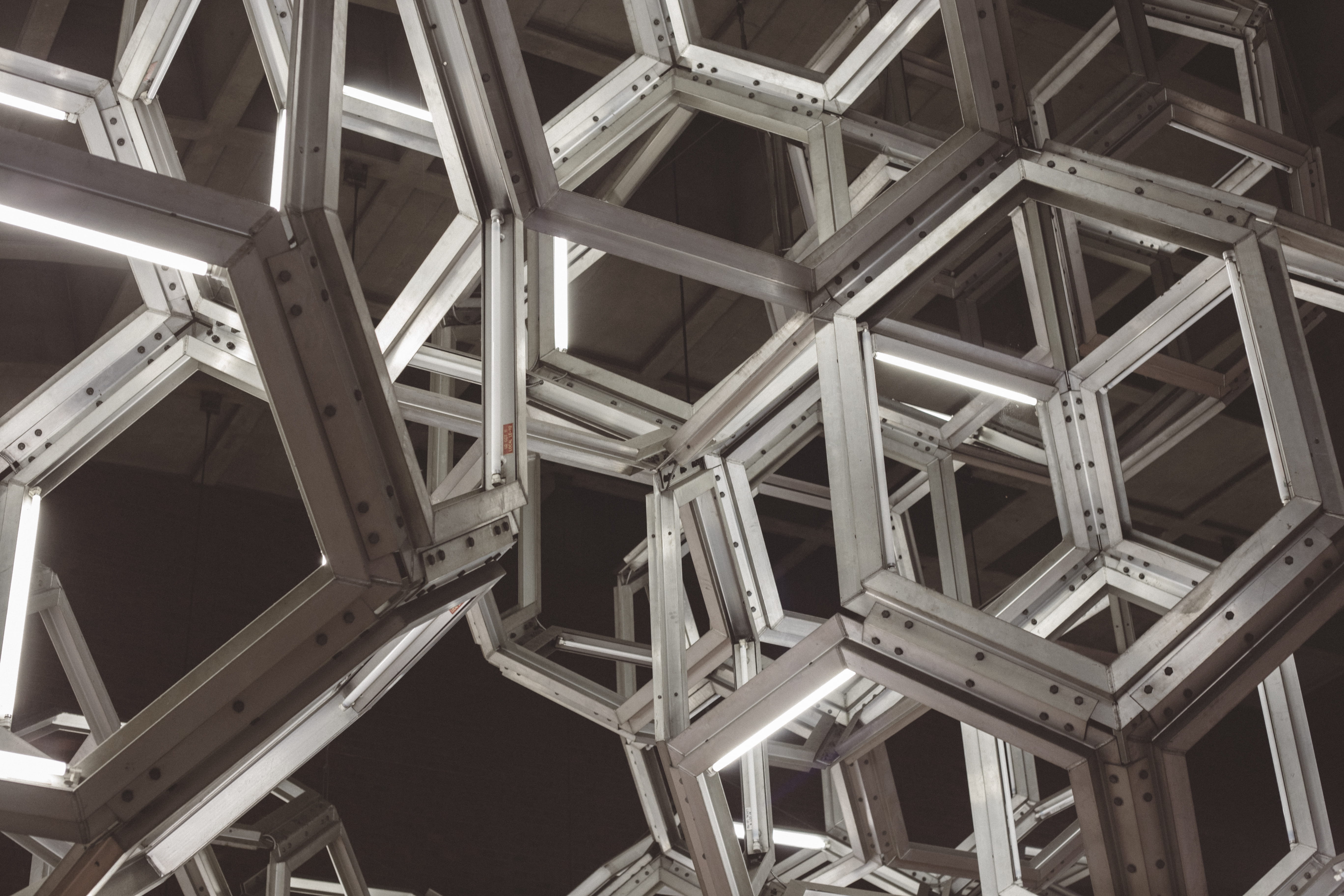 5K, urban, art, seat, molecular, built structure, indoors, city, building, modern, girder, town, low angle view, white, industry, montréal, roof beam, HD Wallpaper