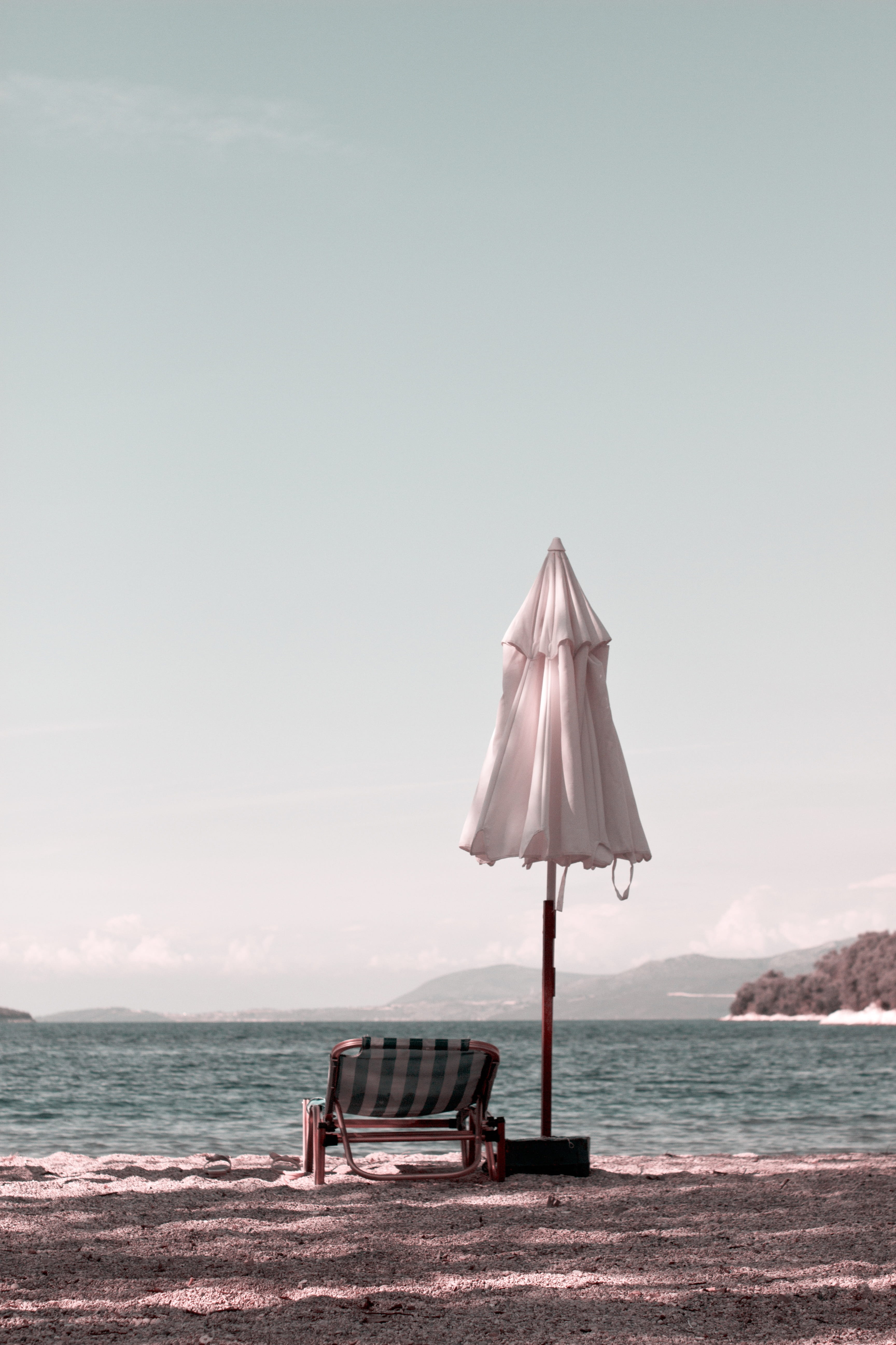shore, vacation, scenics - nature, copy space, summer, happy, horizon over water, sky, lounge chair, seascape, rear view, paradise, holiday, sand, coast, Phone HD Wallpaper