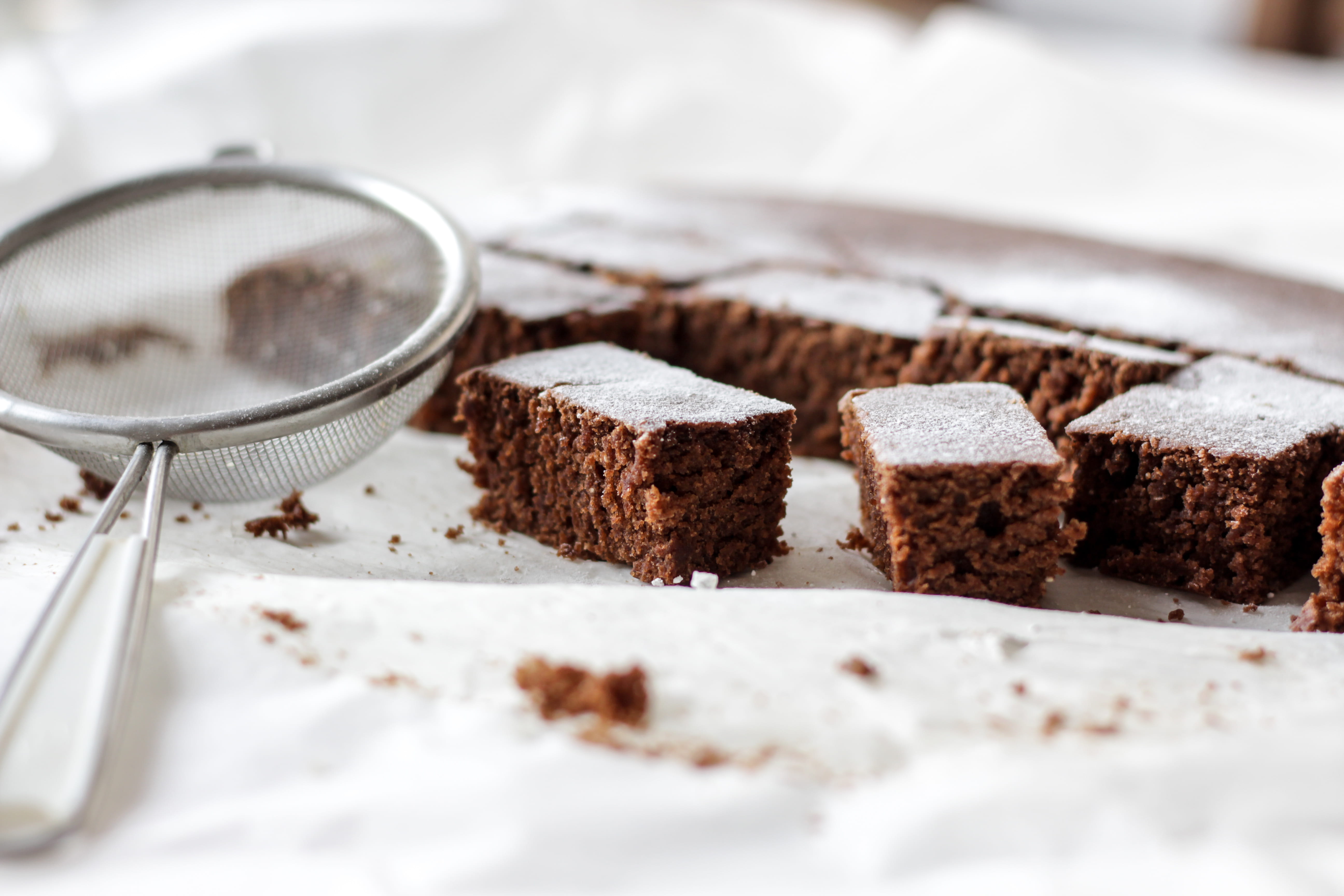 powder sugar, sweet, chocolate, kitchen, freshness, slice of cake, indoors, strainers, no people, slices, slice, comfort food, brownies, snack, brownie, HD Wallpaper