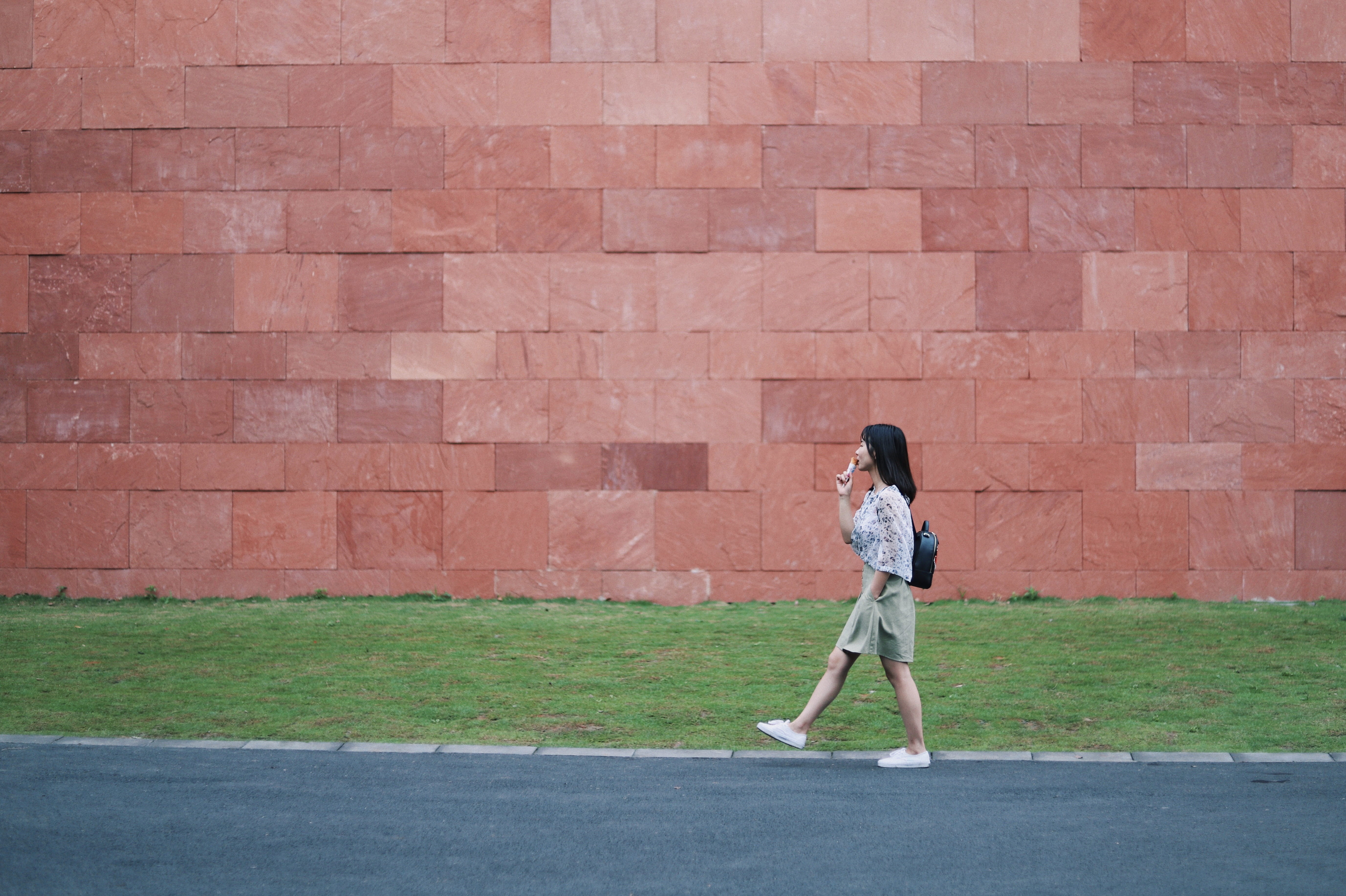 girl, women, casual clothing, walk, built structure, wall, full length, wall - building feature, front, leisure activity, grass, teenager, walking, school, HD Wallpaper