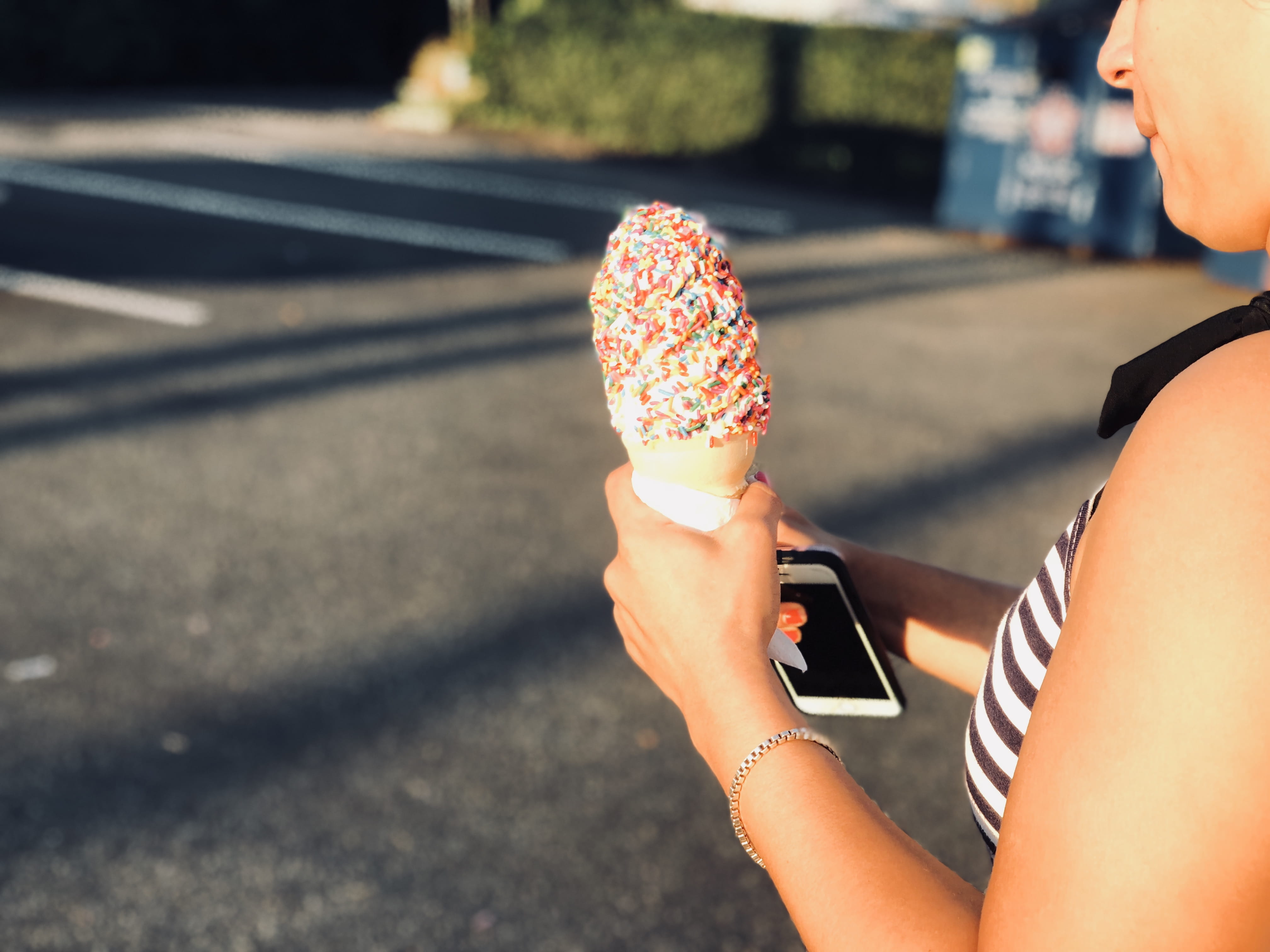 ice cream, ice cream cone, girl, one person, urban, hand, focus on foreground, adult, holding, sweet food, daylight, cellphone, food, day, fashion, ice, HD Wallpaper