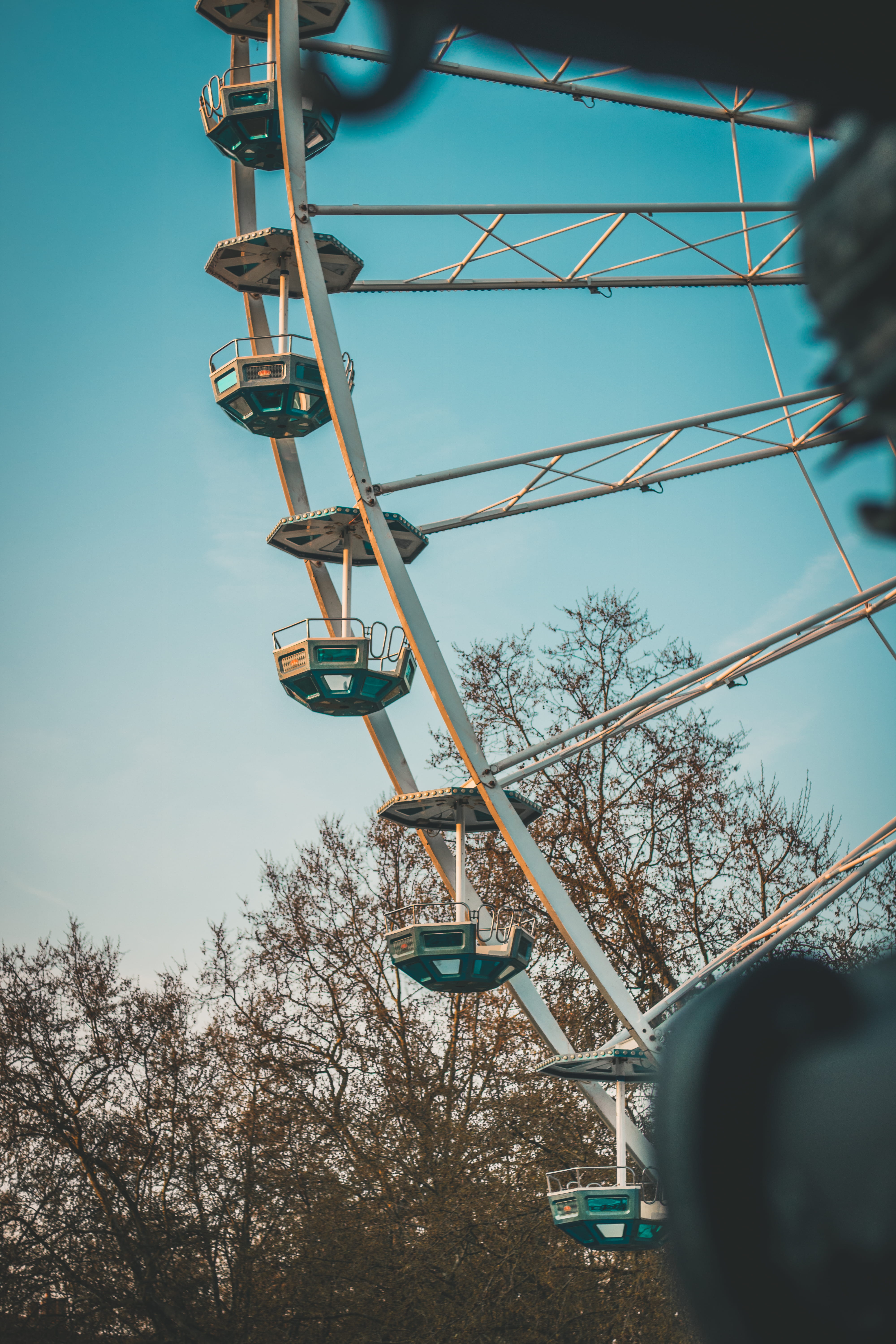 foire aux plaisirs, light, arts culture and entertainment, ferris, built structure, france, gray, word, spoke, big wheel, tree, day, sky, strap, theme park, Phone HD Wallpaper