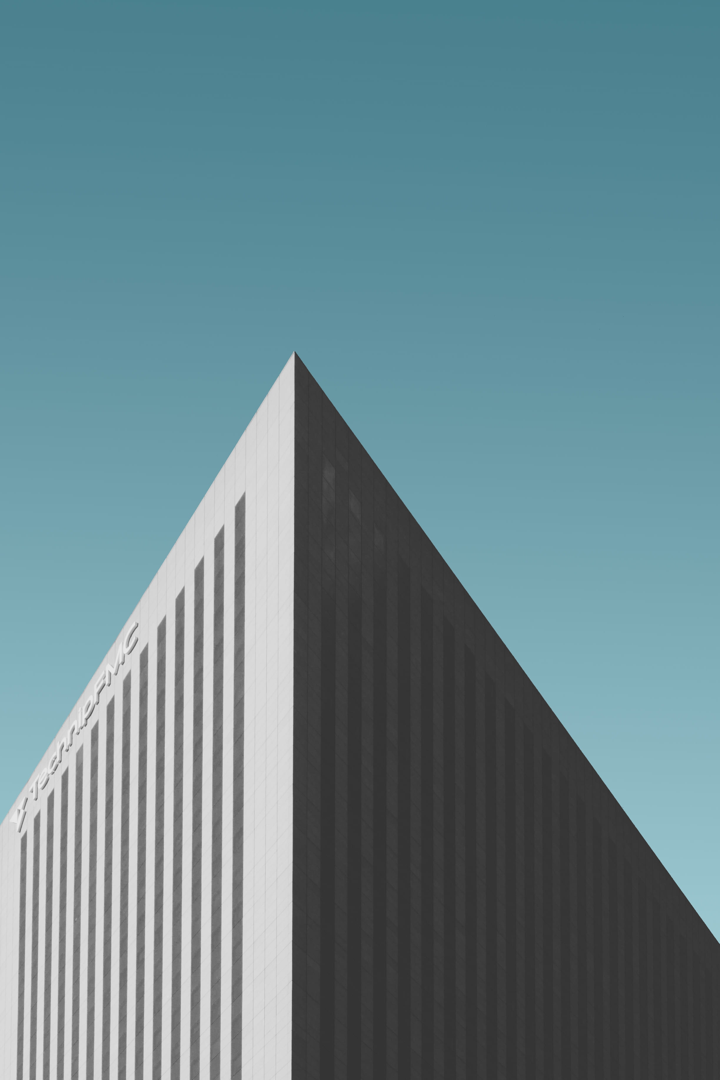 shadow, 2K, teal sky, wall, outdoors, urban, white, architectural, high, sunlight, color, minimalism, copy space, rise, colour, abstract, pattern, monochrome, Phone HD Wallpaper