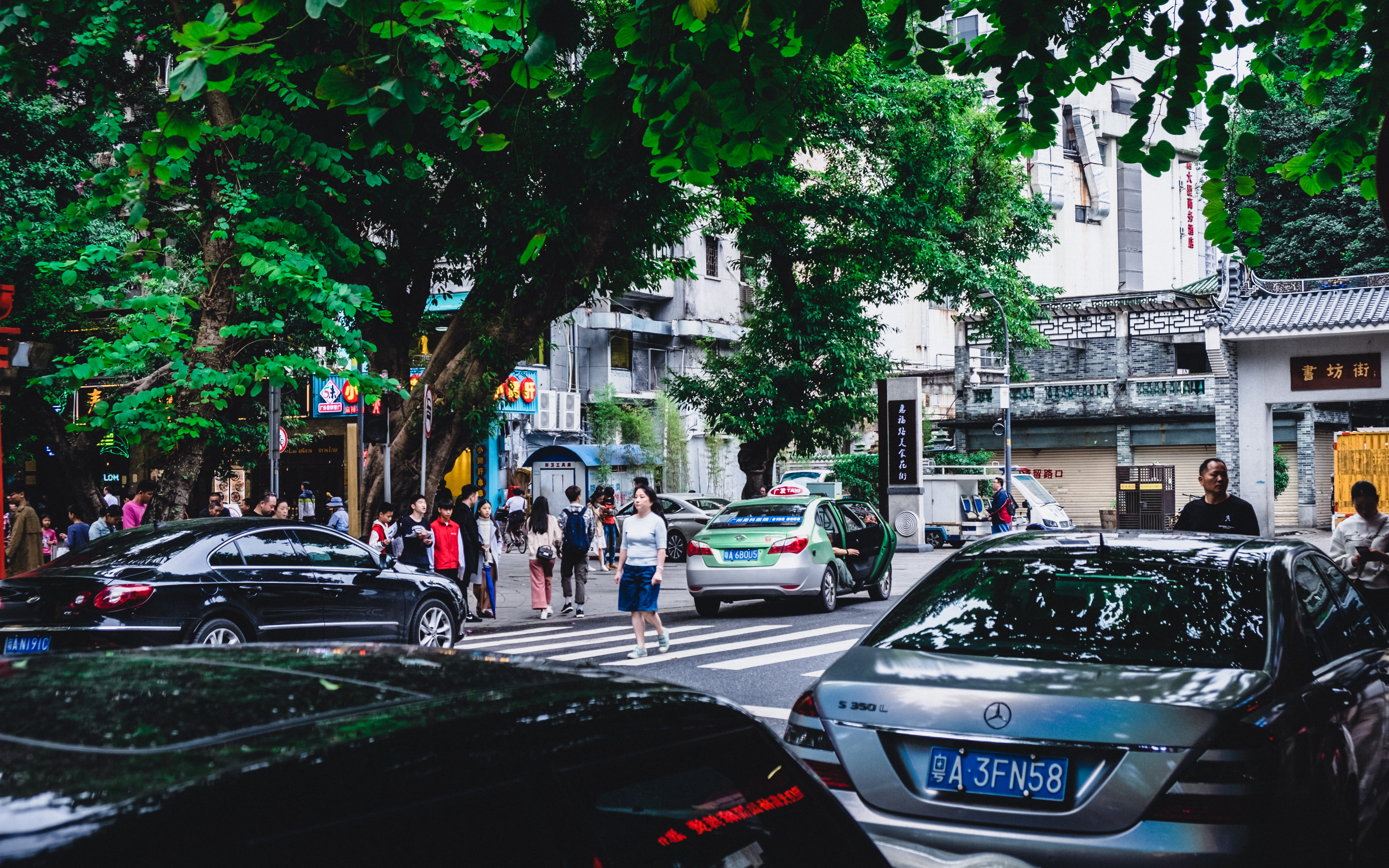 4K, mode of transportation, tree, men, day, building exterior, land vehicle, china, chinese, streets, road, real people, group of people, transportation, HD Wallpaper