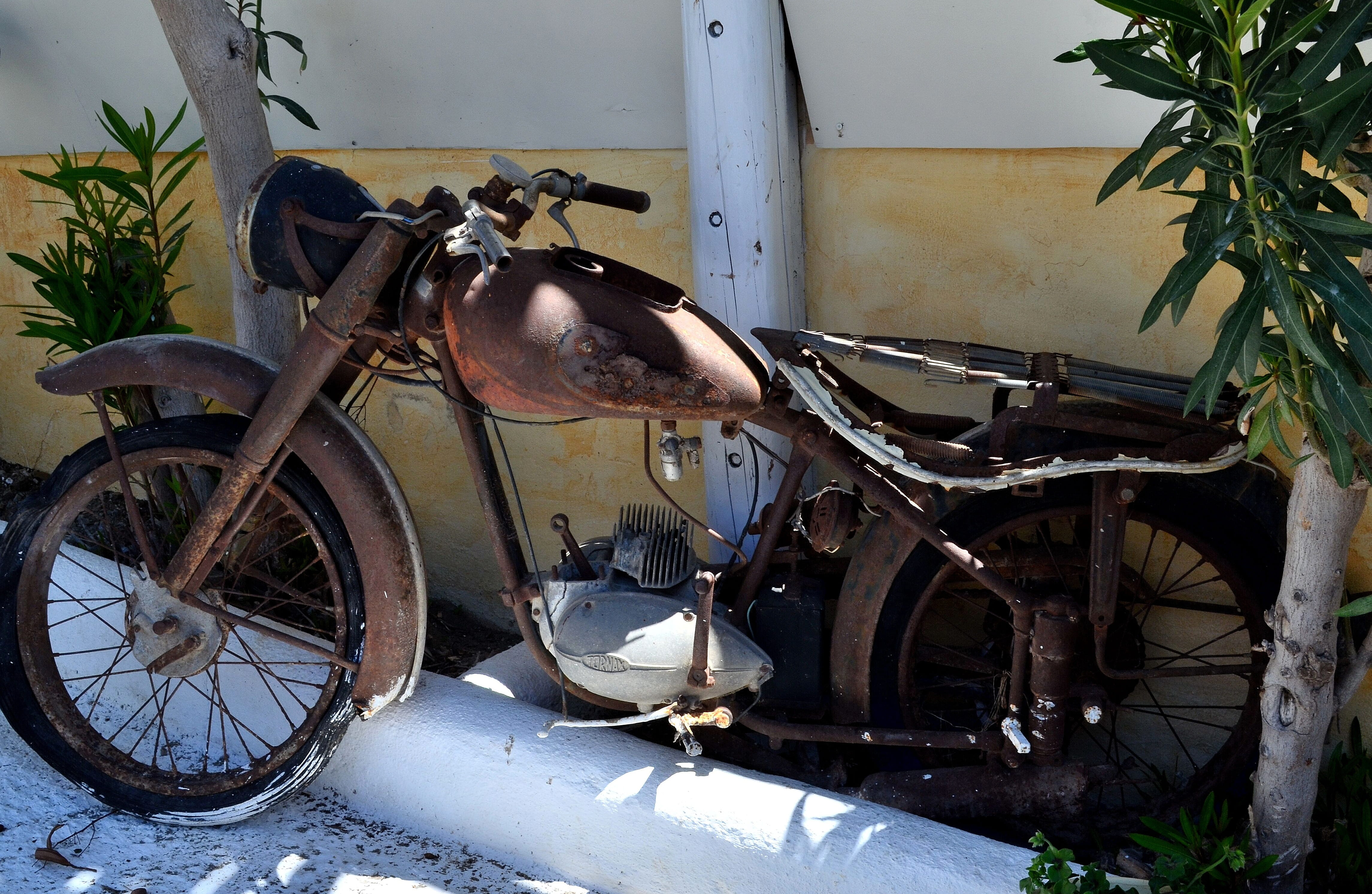 decoration, wheel, wall - building feature, metal, close up, nostalgic, garage, Motorcycle, run-down, day, transportation, locomotion, broken, indoors, HD Wallpaper