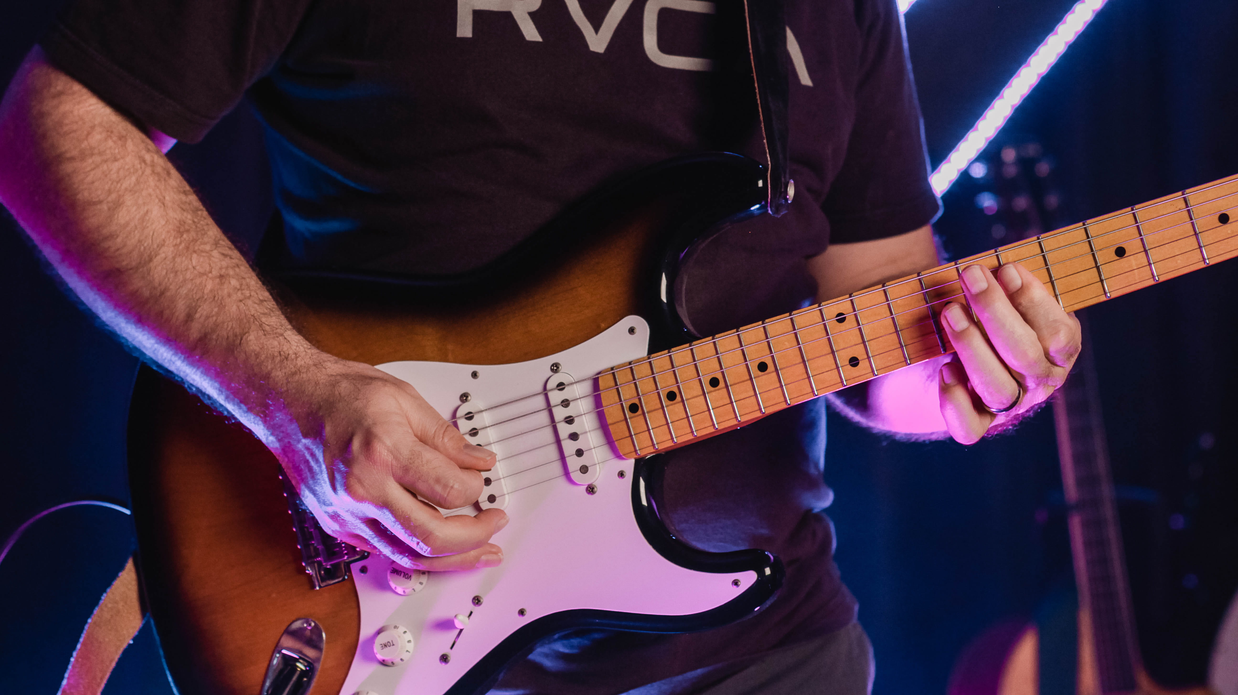 5K, rvca, electric guitar, stage, plucking an instrument, artist, music, arts culture and entertainment, guitarist, person, domino, performance, indoors, HD Wallpaper