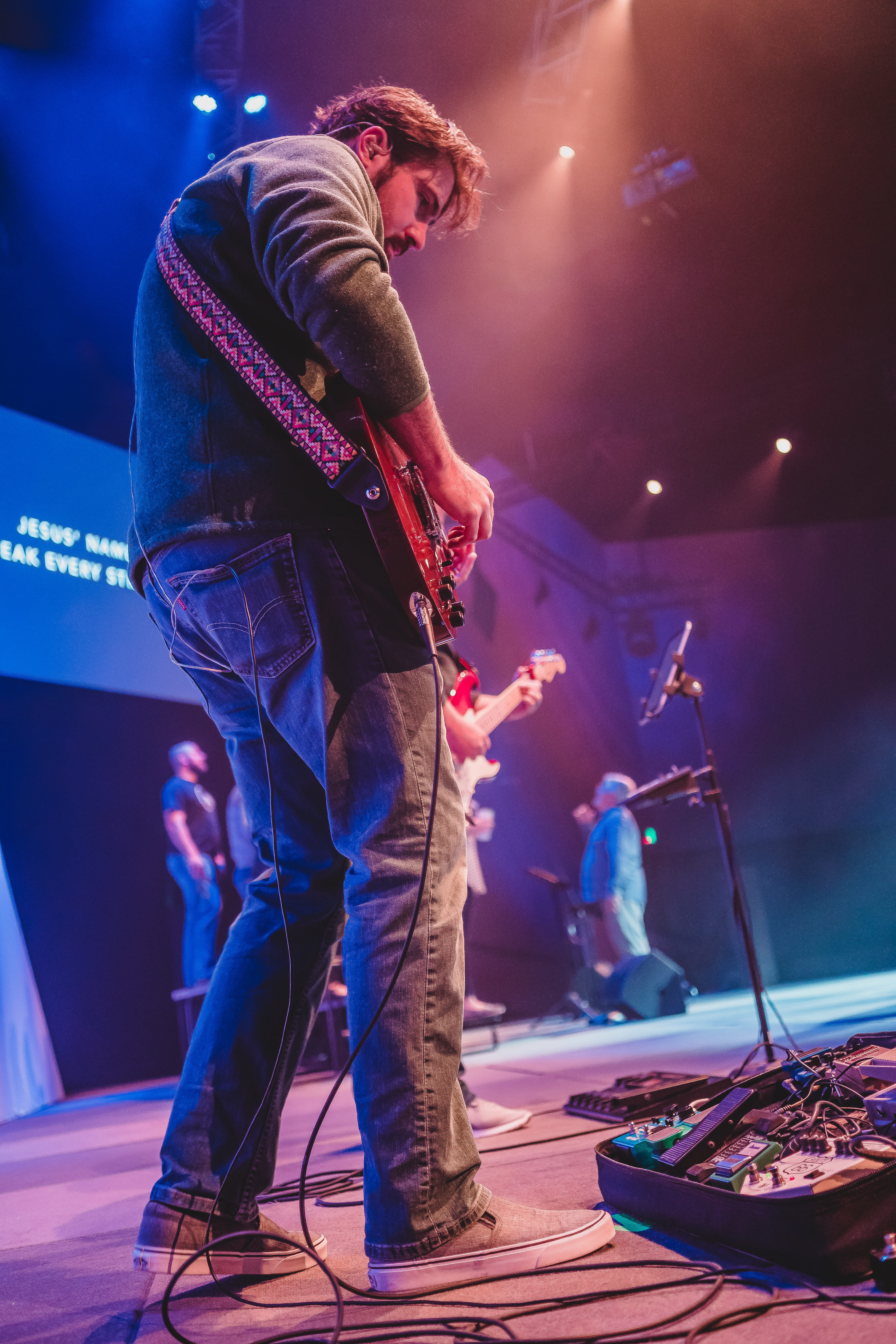 festival, guitarist, stage - performance space, worship, lights, music, leisure activities, artist, performer, concert, event, musician, microphone, band, Phone HD Wallpaper