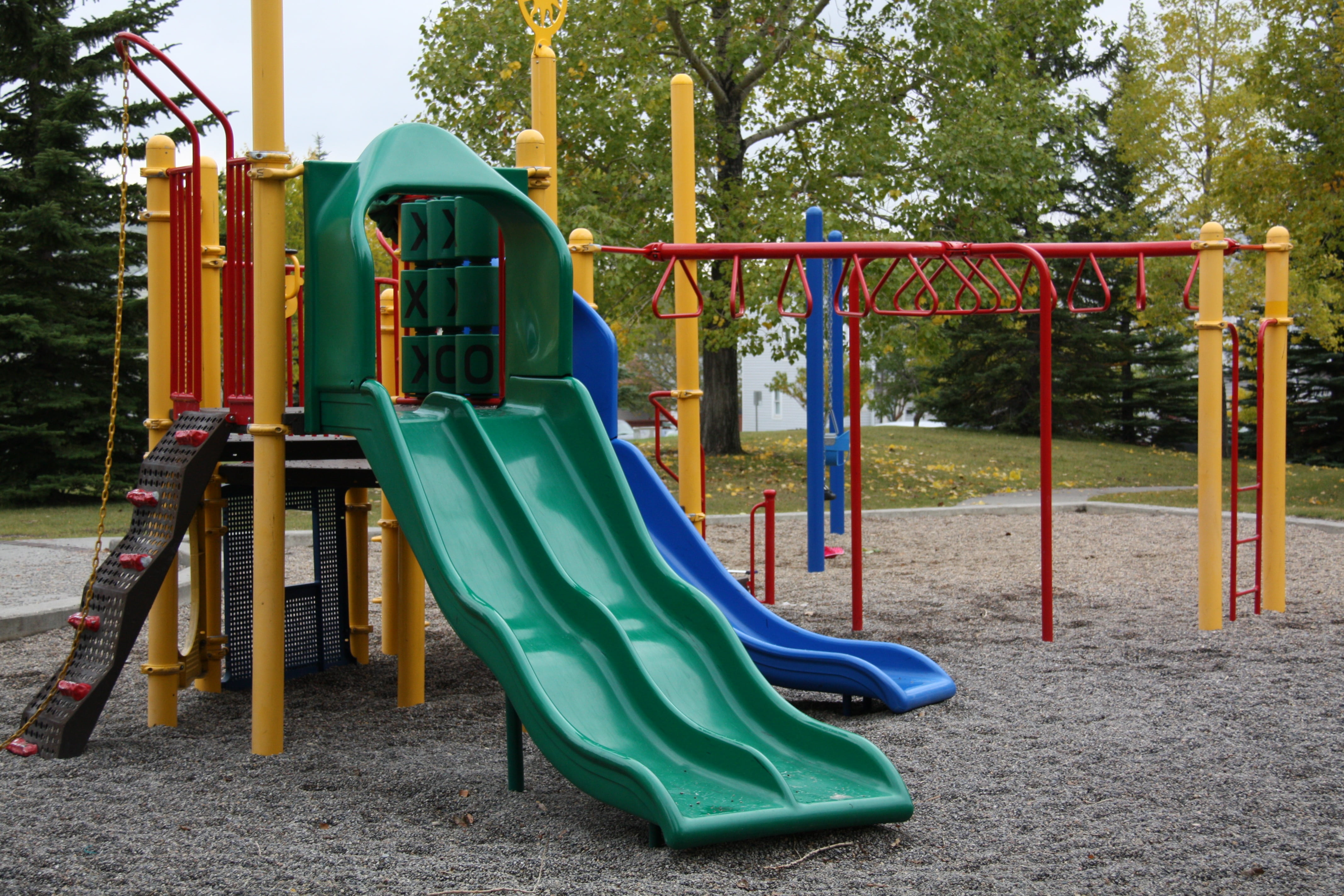 abandoned, leisure activity, quiet, swinging, tree, equipment, sliding, play, playground, 4K, day, climbing, bright, schoolyard, fun, empty, nature, colorful, HD Wallpaper