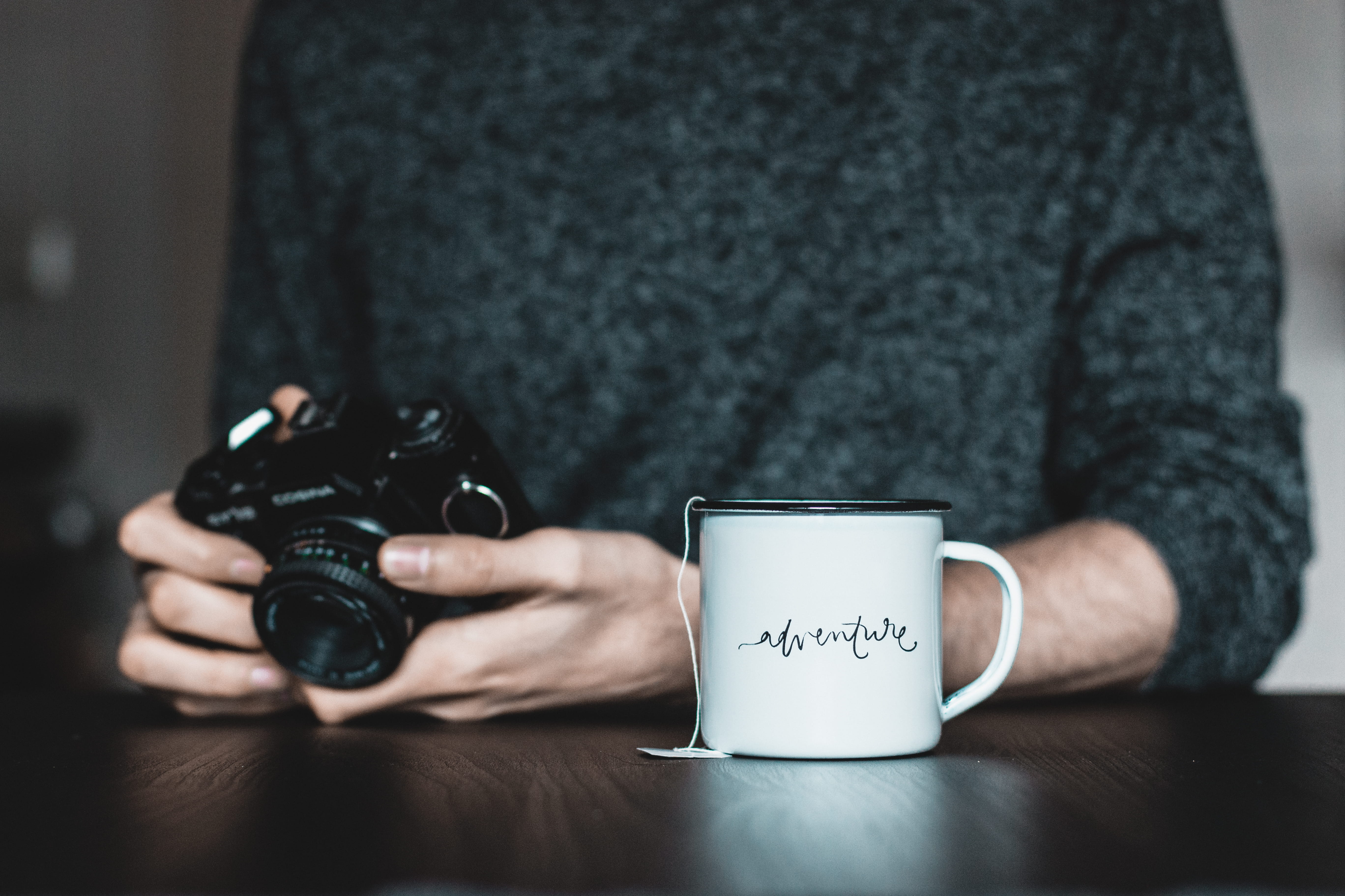 travel, human, photography, table, color, cup, mug, holding, front view, coffee cup, taza, camera, hot drink, desaturada, western script, hand, midsection, HD Wallpaper