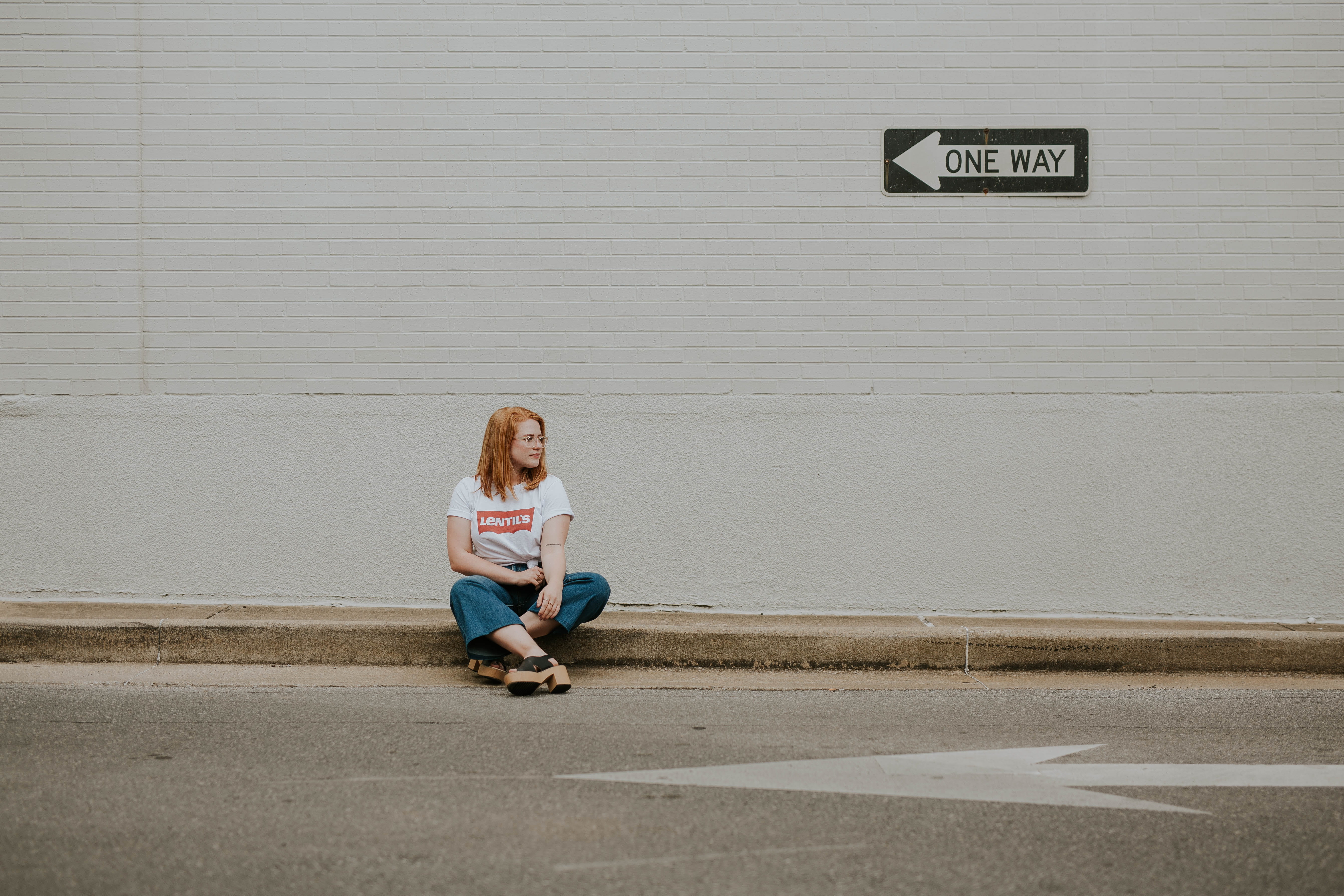 communication, hair, sign, arrow symbol, 5K, city, wall - building feature, road, information, full length, jeans, casual clothing, front view, waiting, HD Wallpaper