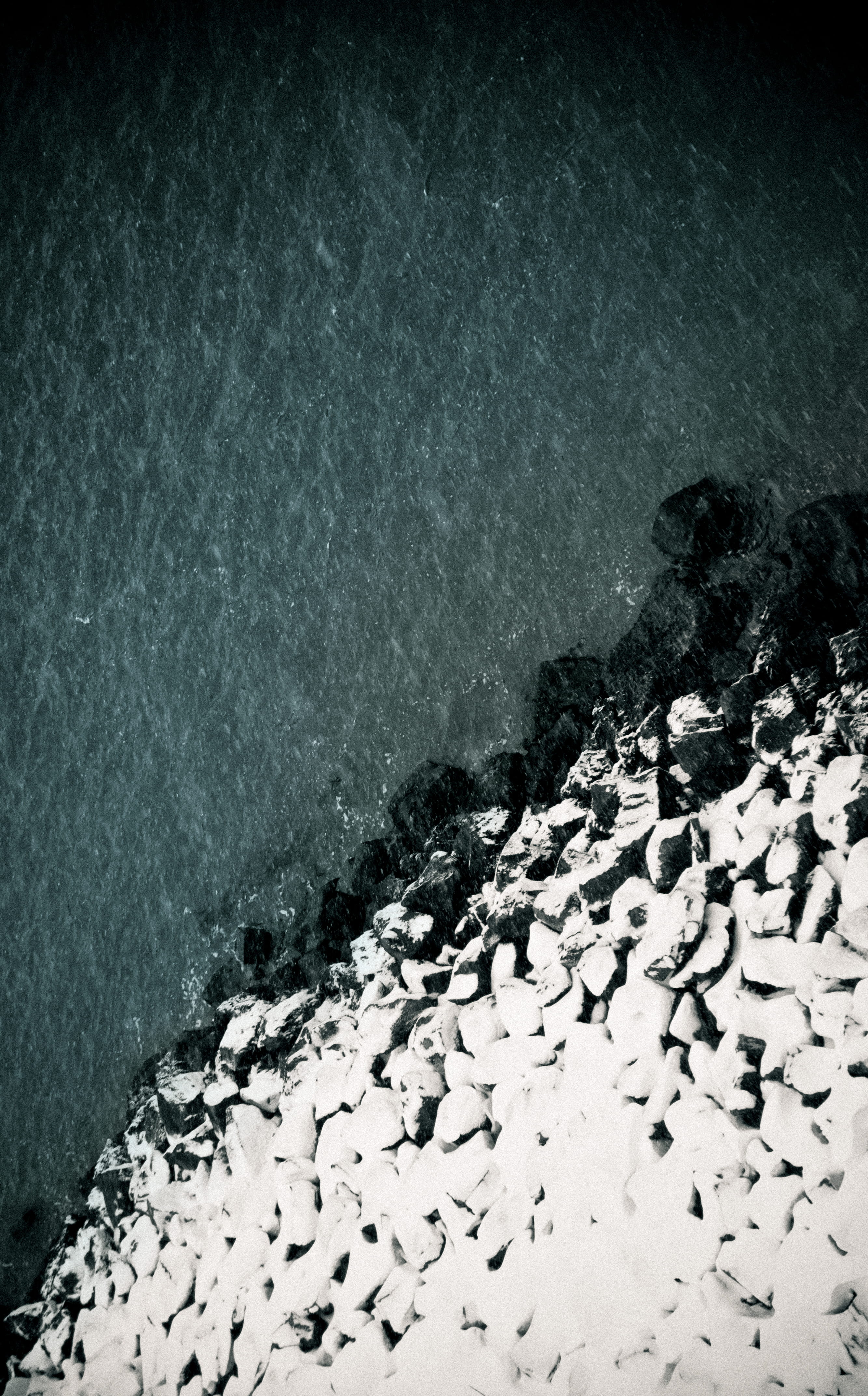 black Color, aerial view, water, coast, drone view, shore, looking down, rock - Object, cold, rock, beach, snow, night, top view, nyc, 4K, brooklyn, snowing, Phone HD Wallpaper