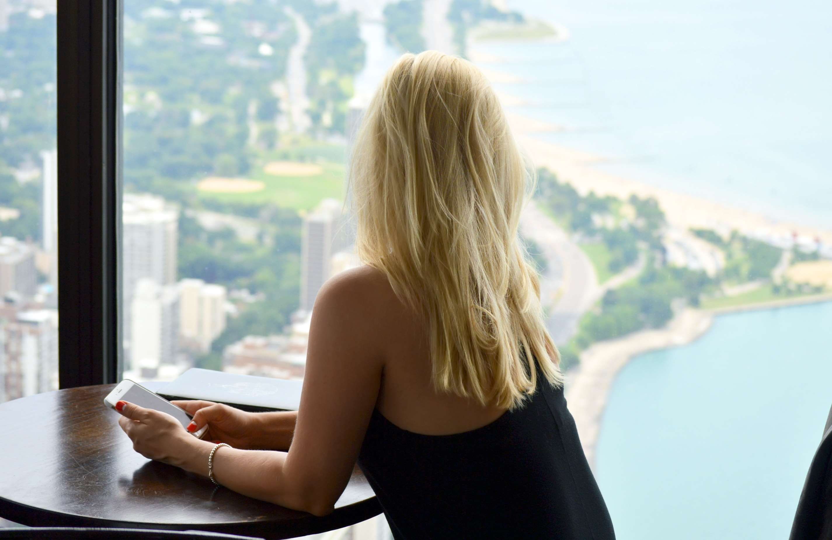 one person, day, wireless technology, female, blonde, lounge, gold coast, contemplation, coast, hairstyle, glamour, beach, women, caucasian, hair, john hancock, HD Wallpaper