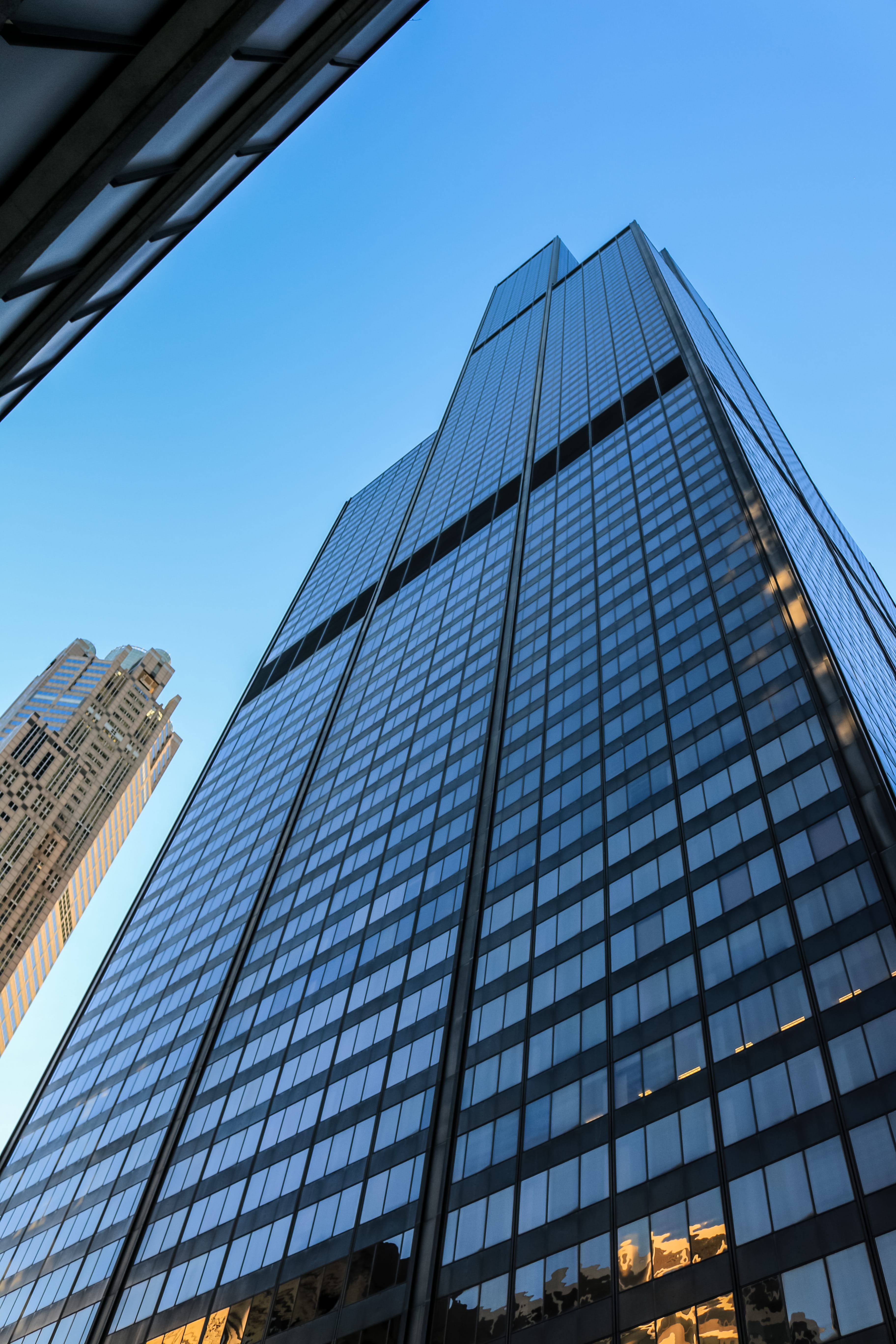 chicago, glass - material, building, skyline, glass, 5K, city, nature, built structure, building exterior, low angle view, day, reflection, willis tower skydeck, Phone HD Wallpaper