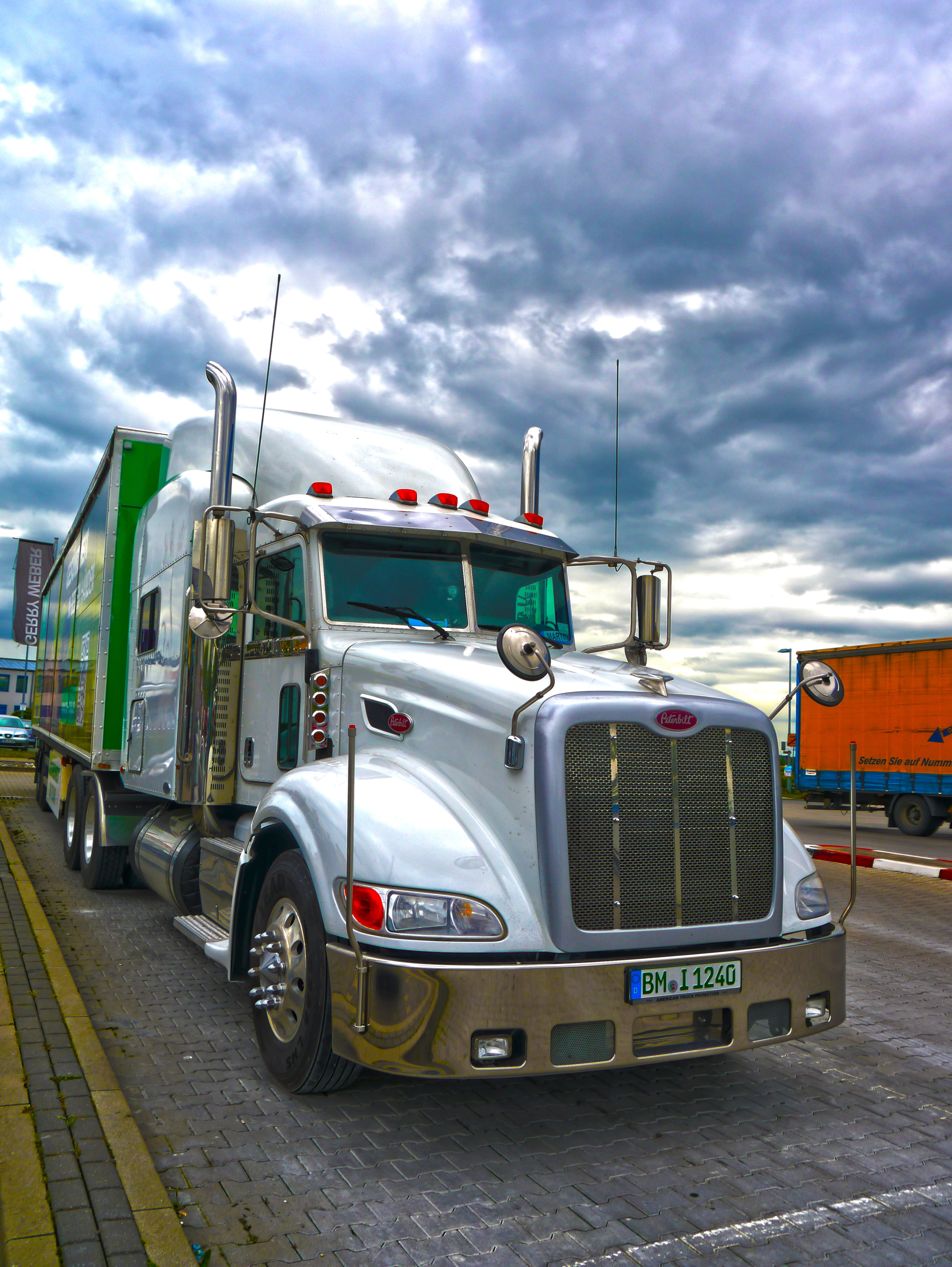 no people, semi-truck, freight, nature, land vehicle, transportation, usa, 4K, commercial land vehicle, direction, truckl, truck, outdoors, freight transportation, Phone HD Wallpaper