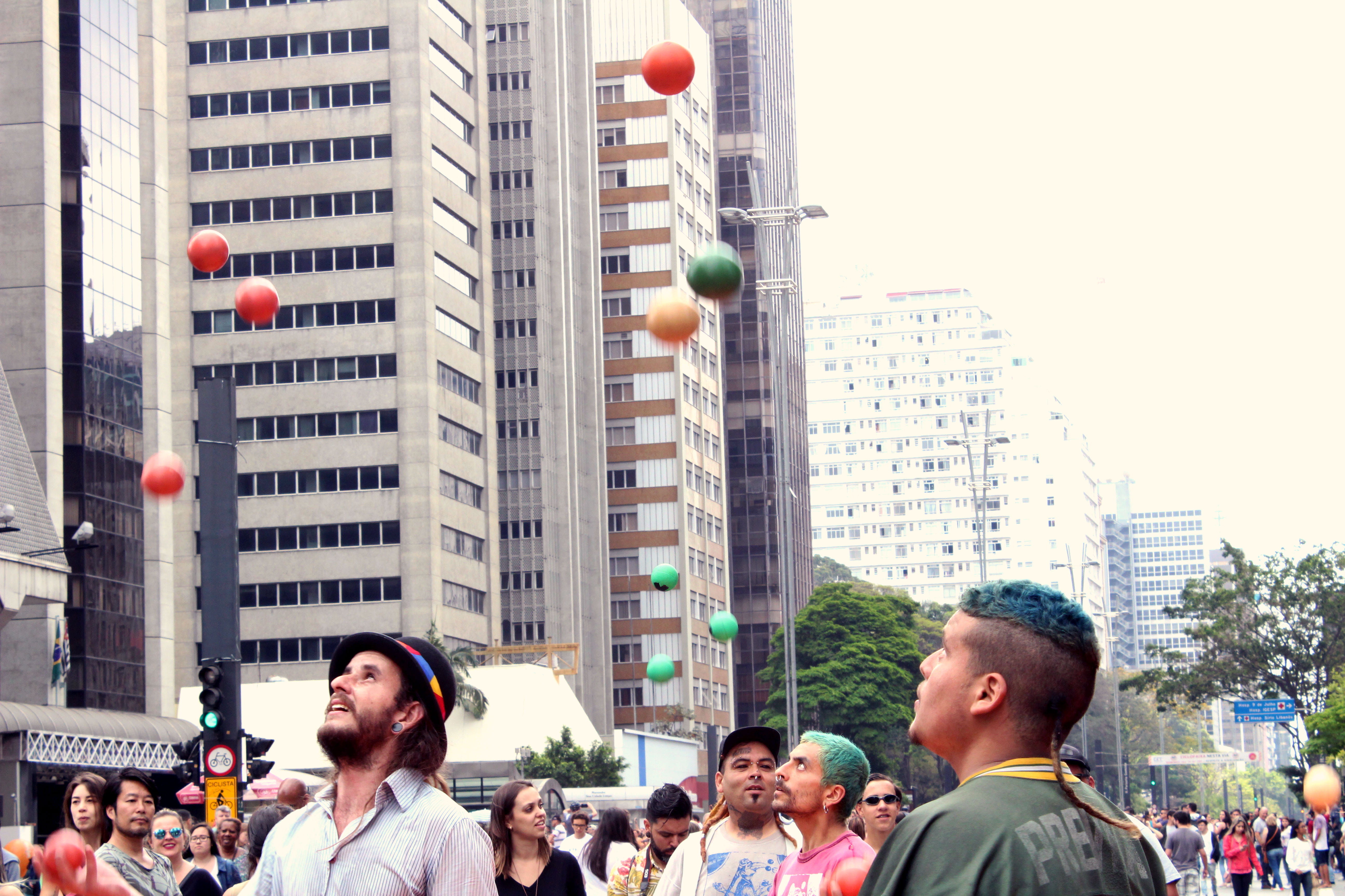 urban art, 5K, paulista, skyscraper, balloon, office building exterior, urban, outdoors, built structure, group of people, crowd, city life, building, HD Wallpaper
