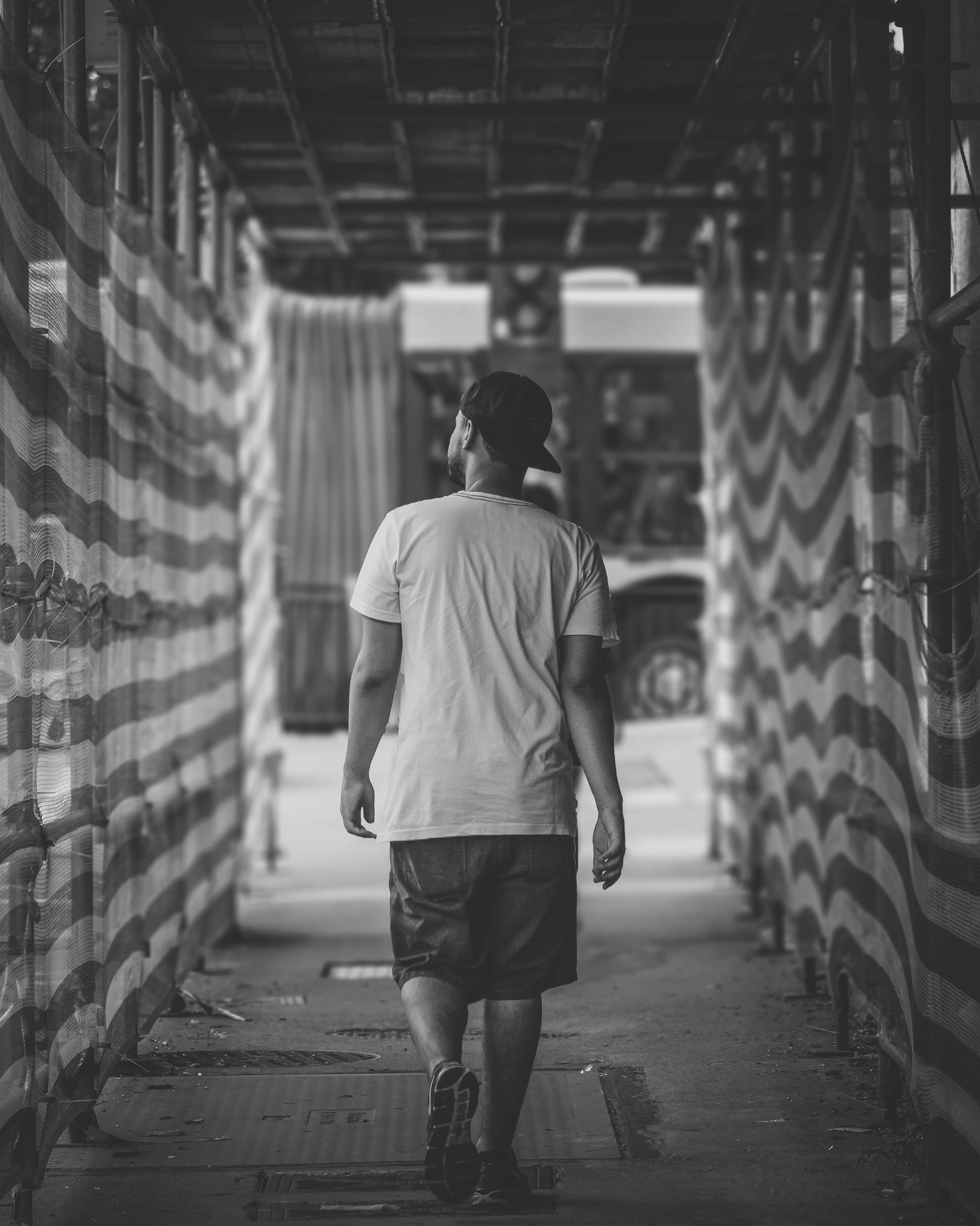 direction, avenida paulista, rear view, one person, real people, standing, full length, construct, mood, leisure activity, young boy, building, são paulo, Phone HD Wallpaper