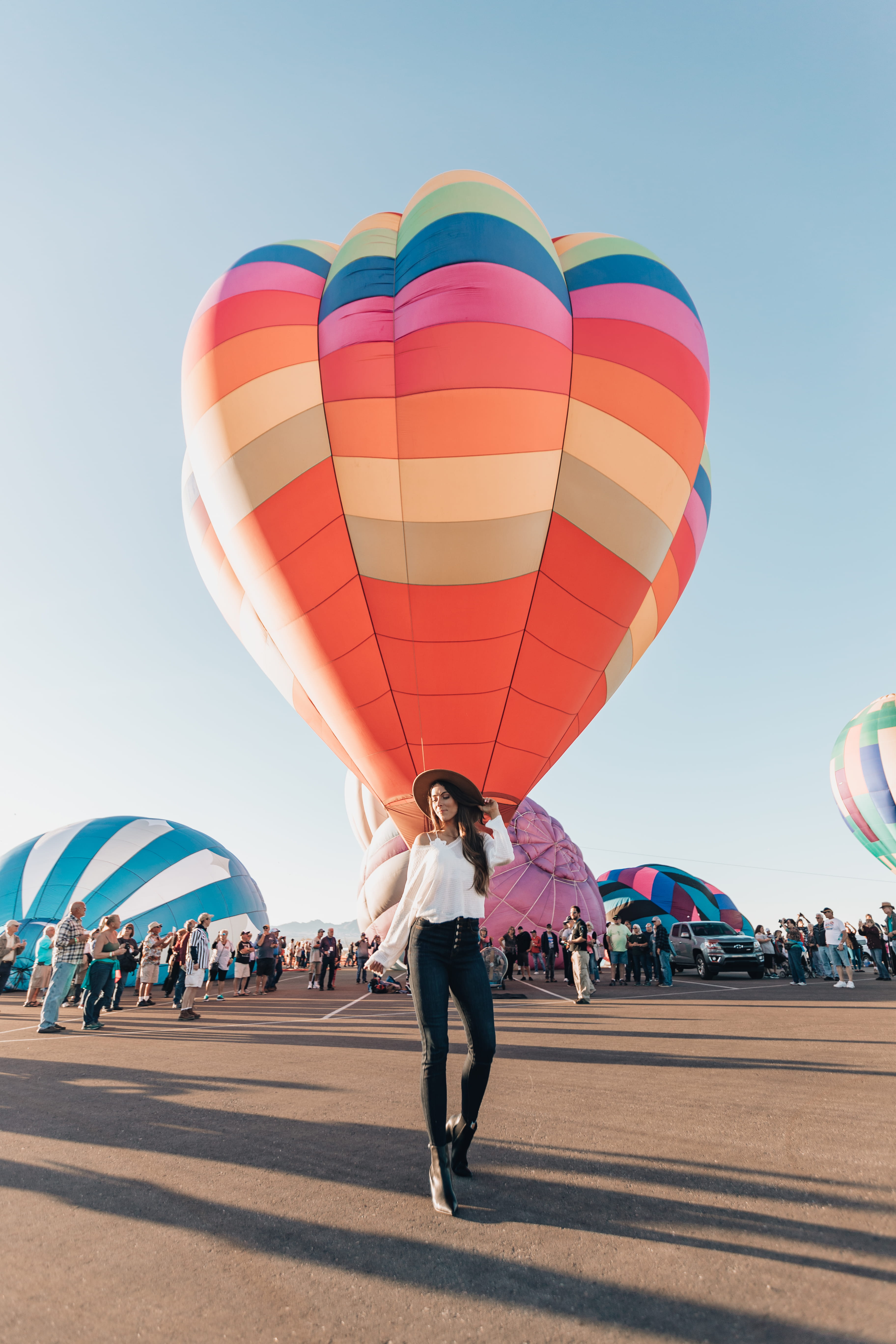 travel, female, crowd, standing, 5K, tent, multi colored, transportation, ball, person, nature, incidental people, parachute, model, leisure activity, Phone HD Wallpaper
