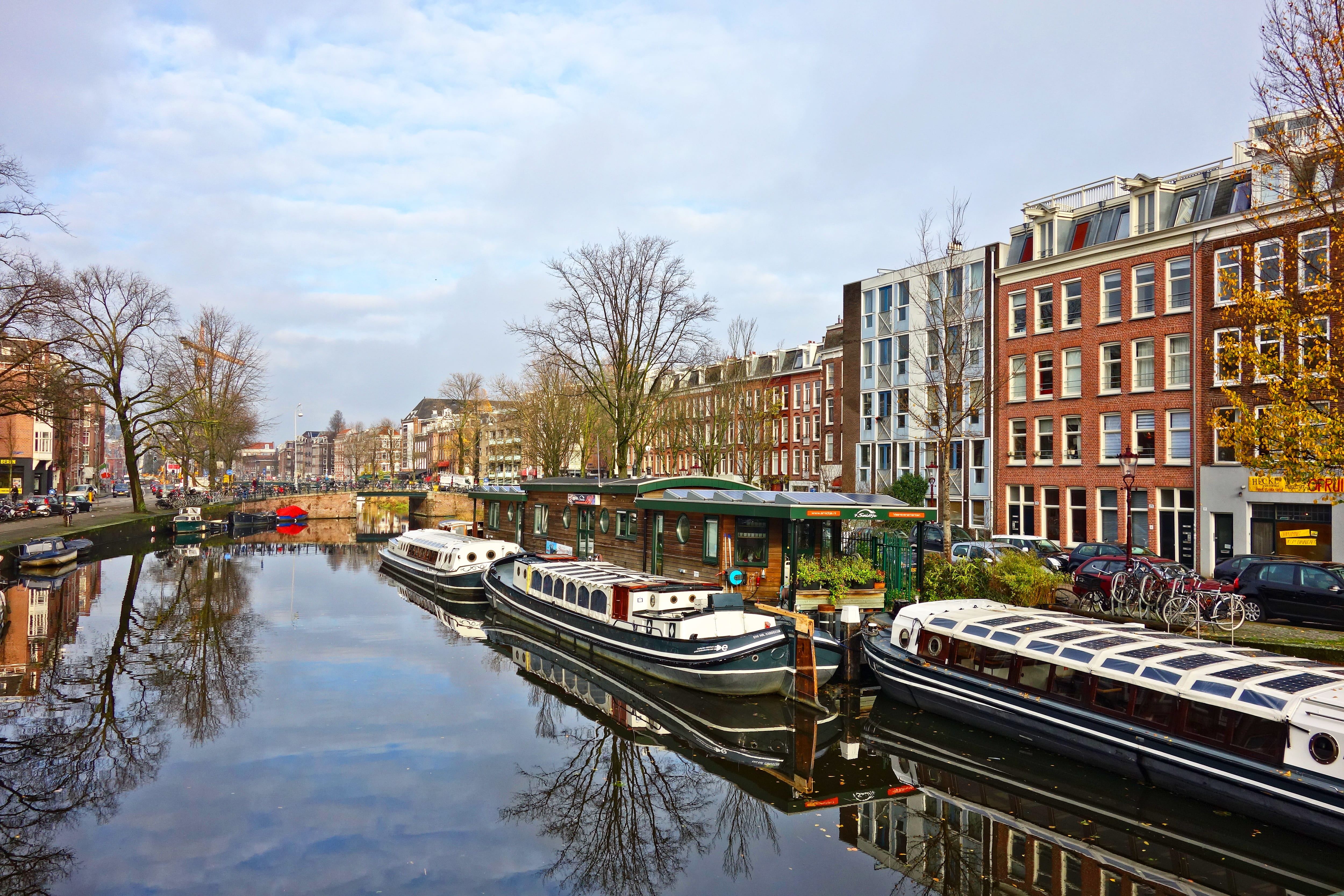 sky, building, europe, architecture, 4K, riverbank, boats, built structure, cloud - sky, row house, day, no people, water, city, historic, building exterior, HD Wallpaper