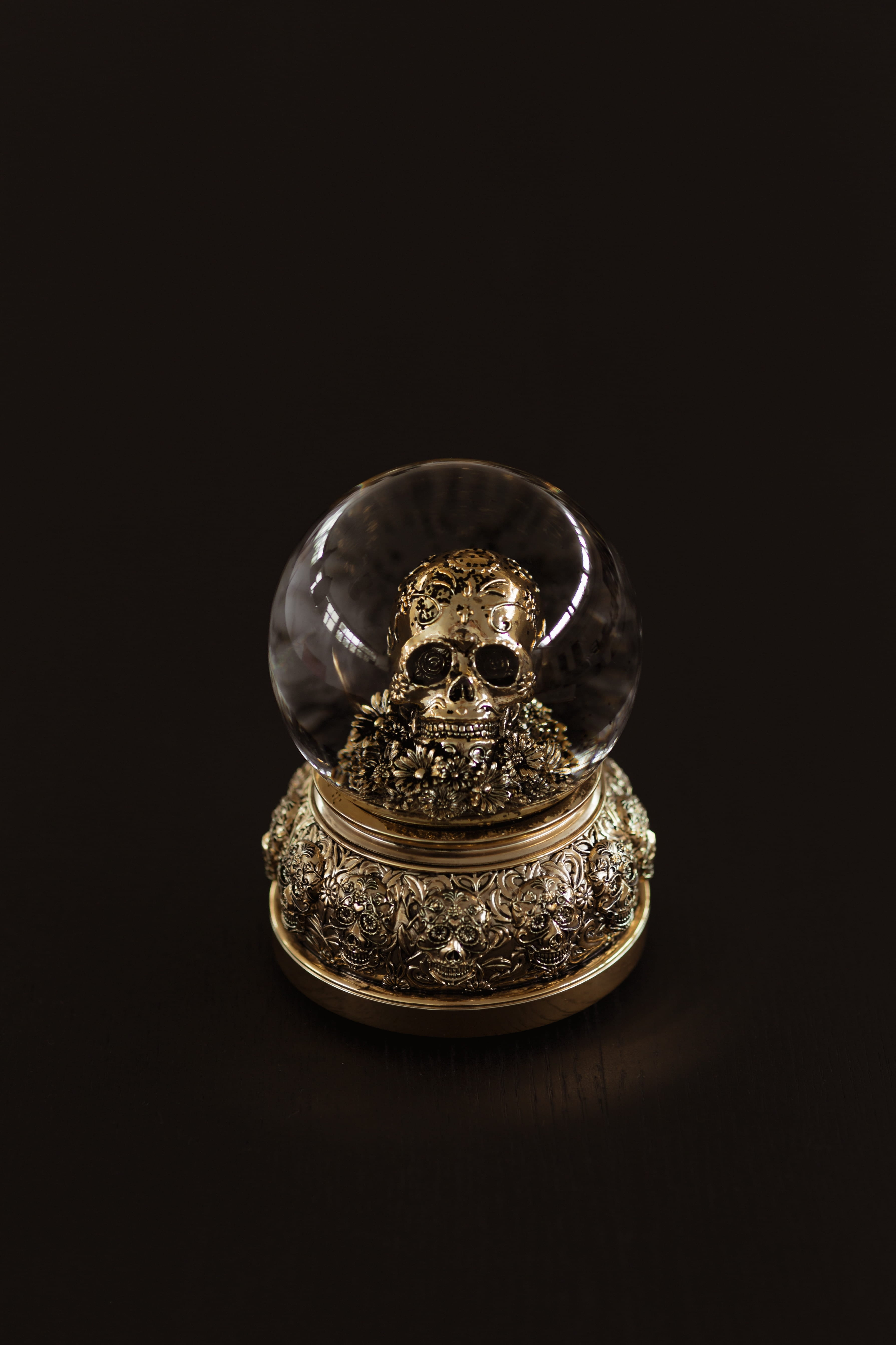 golden, antique, silver colored, expense, 5K, skull, decoration, studio shot, metal, snow globe, copy space, luxury, black background, elegance, still life, Phone HD Wallpaper