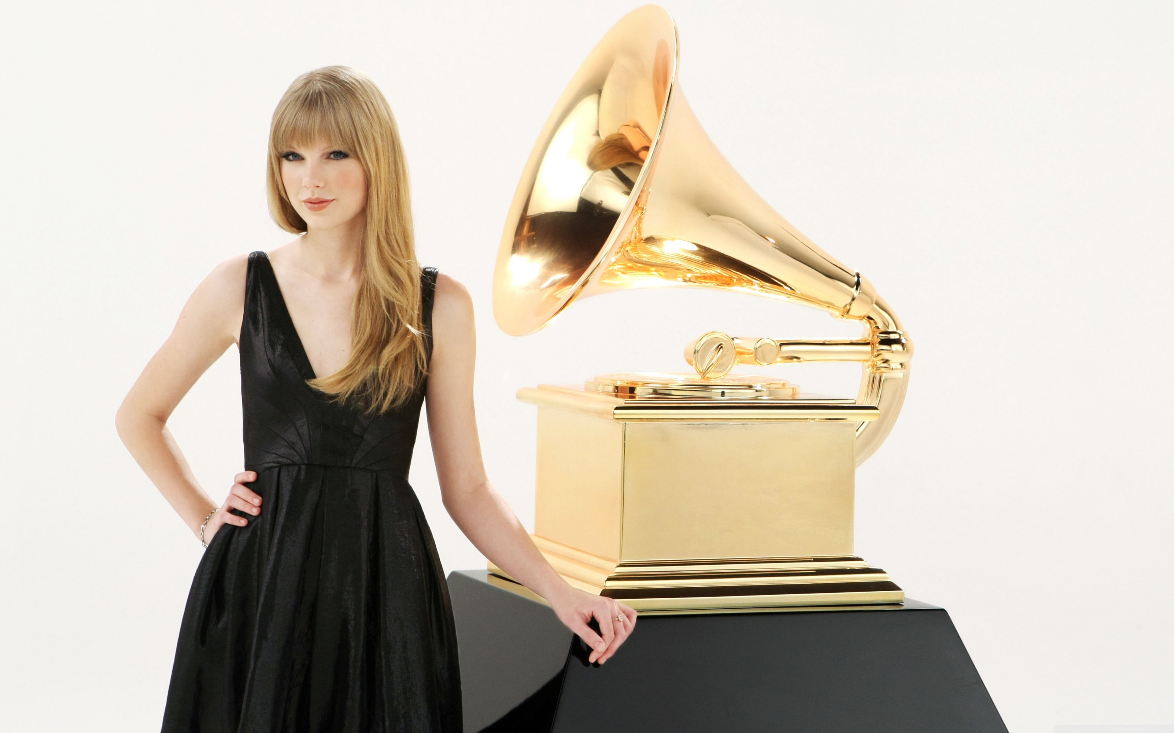 portrait, studio shot, looking at camera, bangs, hair, blond hair, women, taylor, grammy, indoors, 4K, white background, beauty, adult, front view, three quarter length, HD Wallpaper