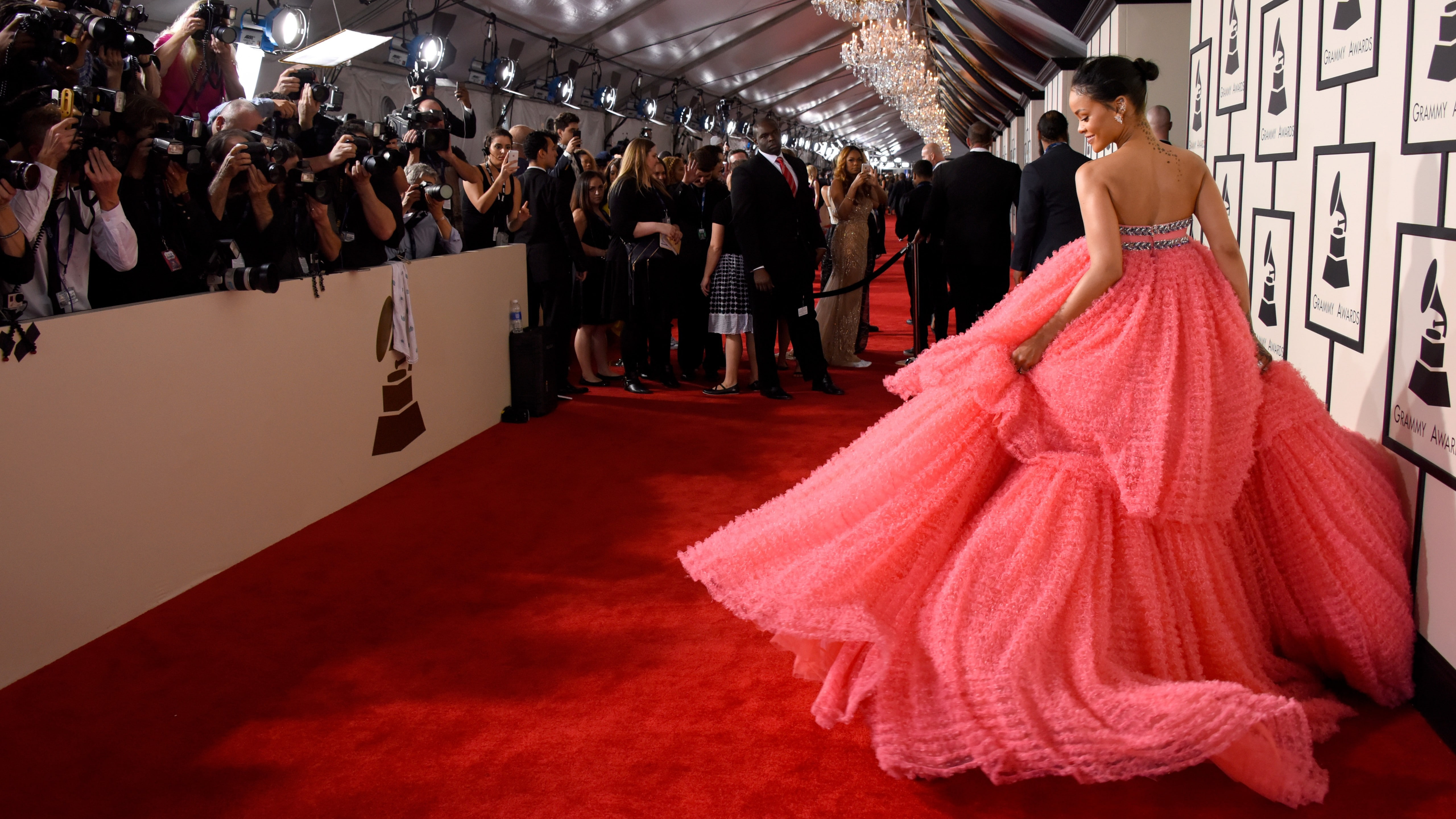 Rihanna, walking, 5K, grammy, Grammys 2015 Best Celebrity, Most Popular Celebs in 2015, fenty, singer, actress, award, and fashion designer, HD Wallpaper