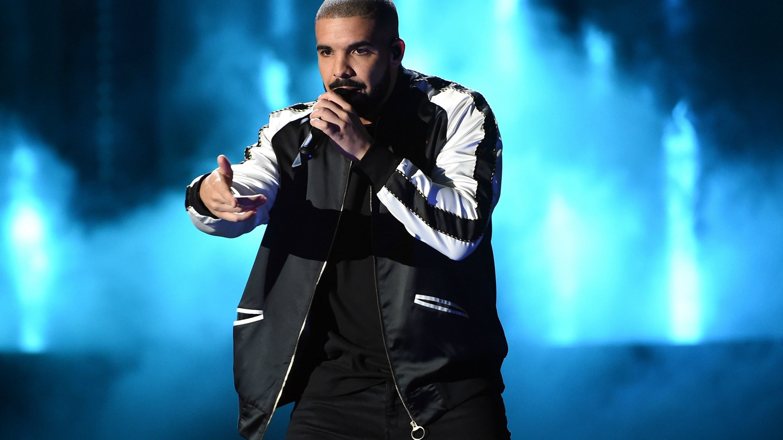 winner, stage, black, smoke, Grammy 2017, blue, Grammy Awards, white, zip, 2K, man, Drake, wearing, jacket, HD Wallpaper
