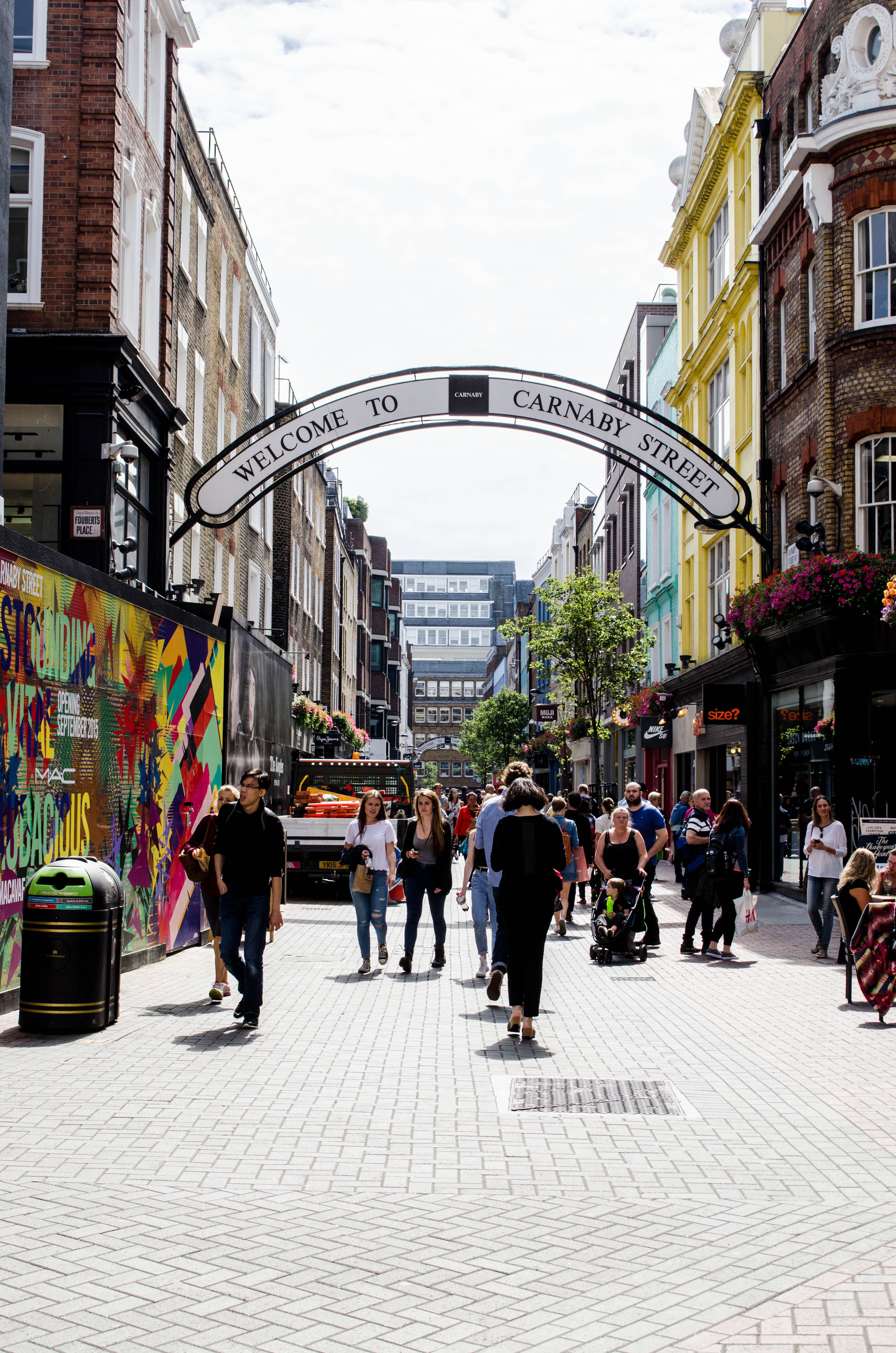 city life, architecture, walking, verenigd koninkrijk, carnaby street, day, 4K, londen, real people, engeland, adult, soho, crowd, street, nature, transportation, Phone HD Wallpaper