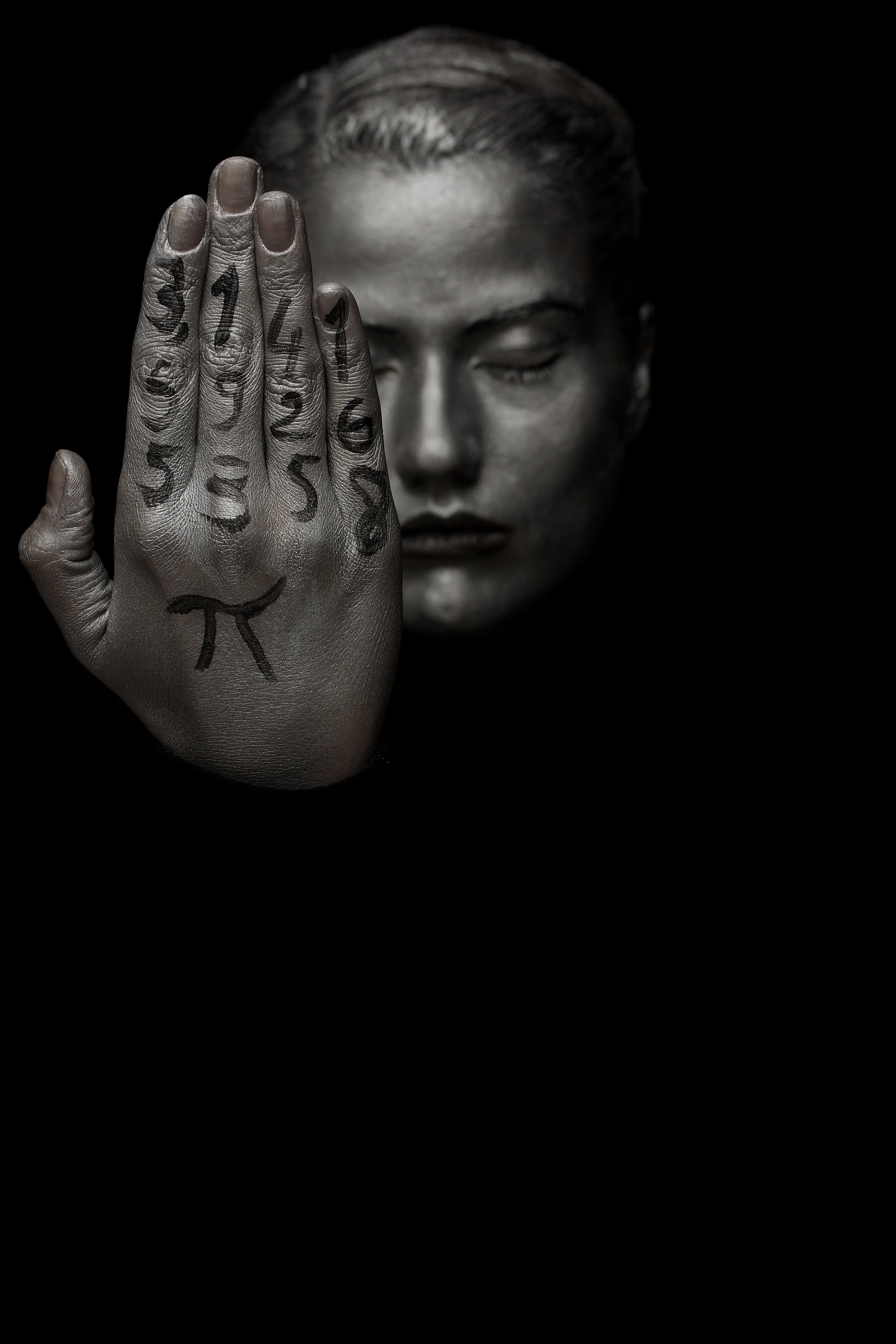 mid adult, adult, grey, contact, the innocence, pretty girl, model, human body part, one person, hand, overview, fashion, males, studio shot, photo, men, Phone HD Wallpaper