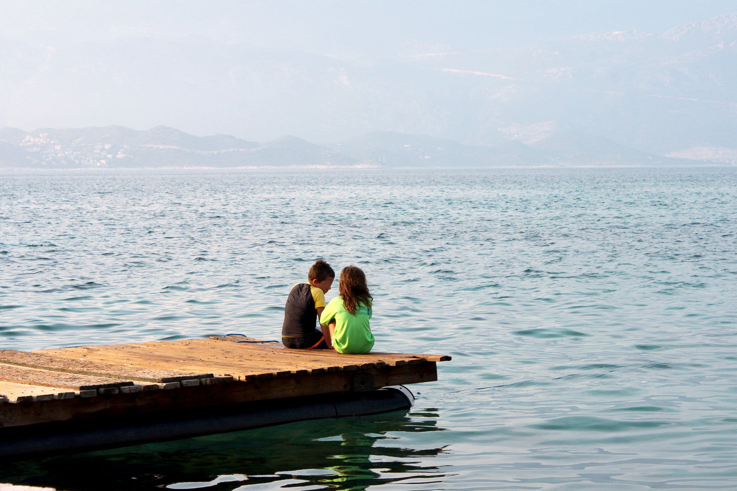 horizon over water, friends, vacation, brown, outdoors, mature adult, people, beach, lifestyles, bonding, pier, positive emotion, water, childhood, romance, HD Wallpaper