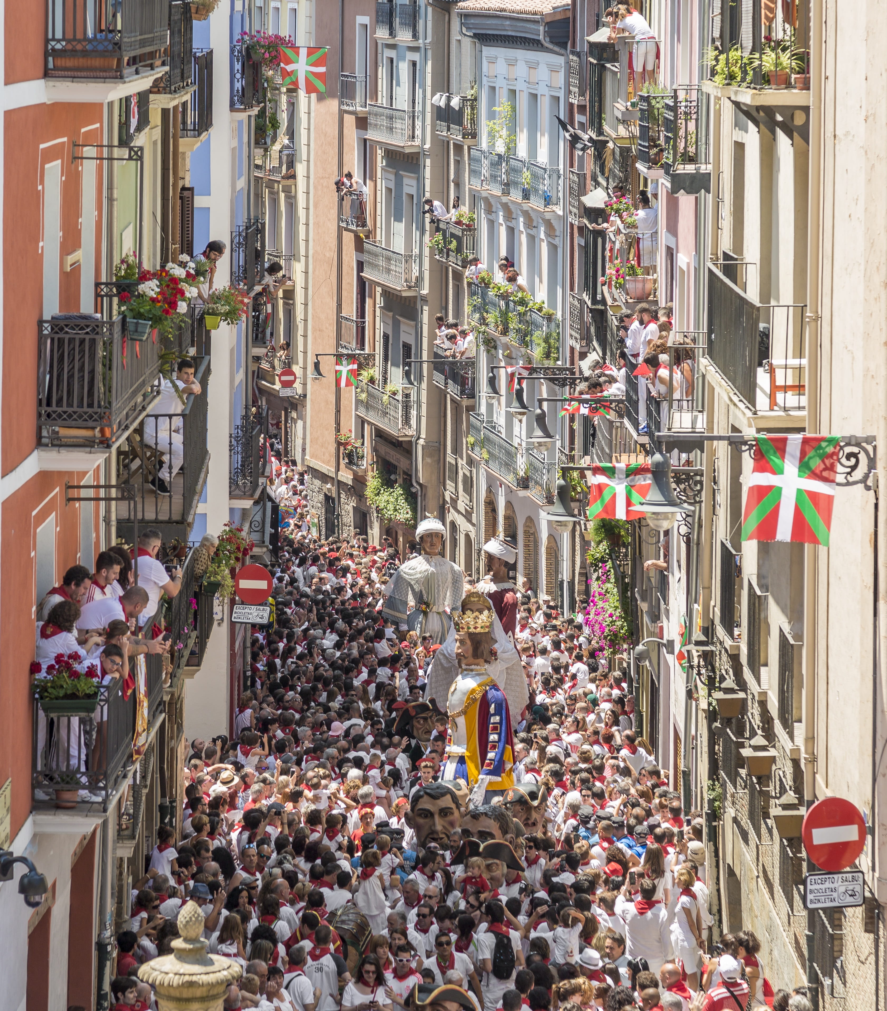 hemingway, gorasanfermin, estafeta street, estafeta, group of people, walking, running of the bulls, 2K, large group of people, folklore, adult, sanfermín, Phone HD Wallpaper