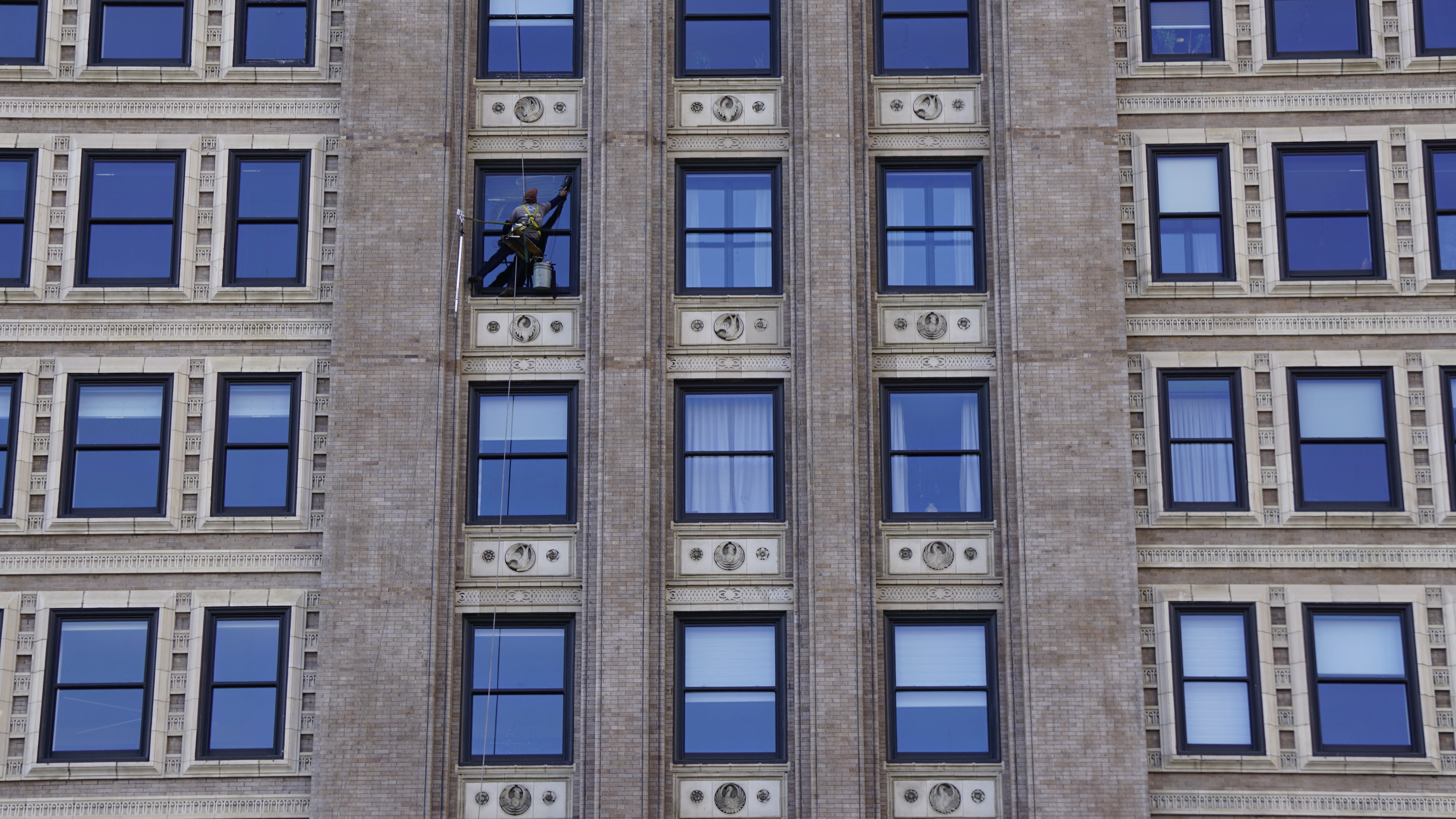 occupation, curtains, home decor, building exterior, blue, full frame, cleaner, michigan ave, usa, side by side, reflection, building, workers, glass - material, HD Wallpaper